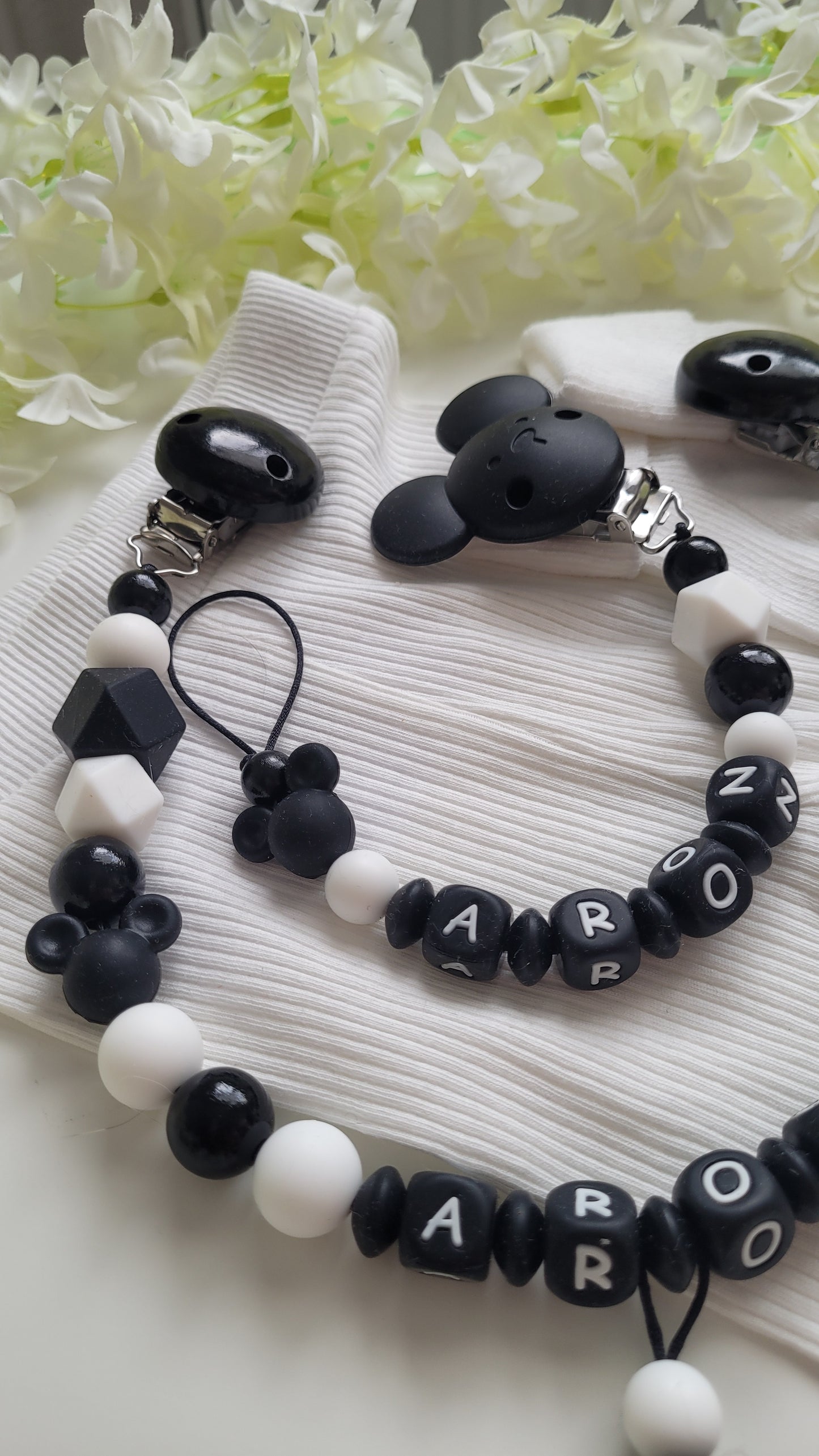 Komplett Set 3tlg Schnullerkette Kinderwagenkette Greifring mit Namen Maus schwarz weiß