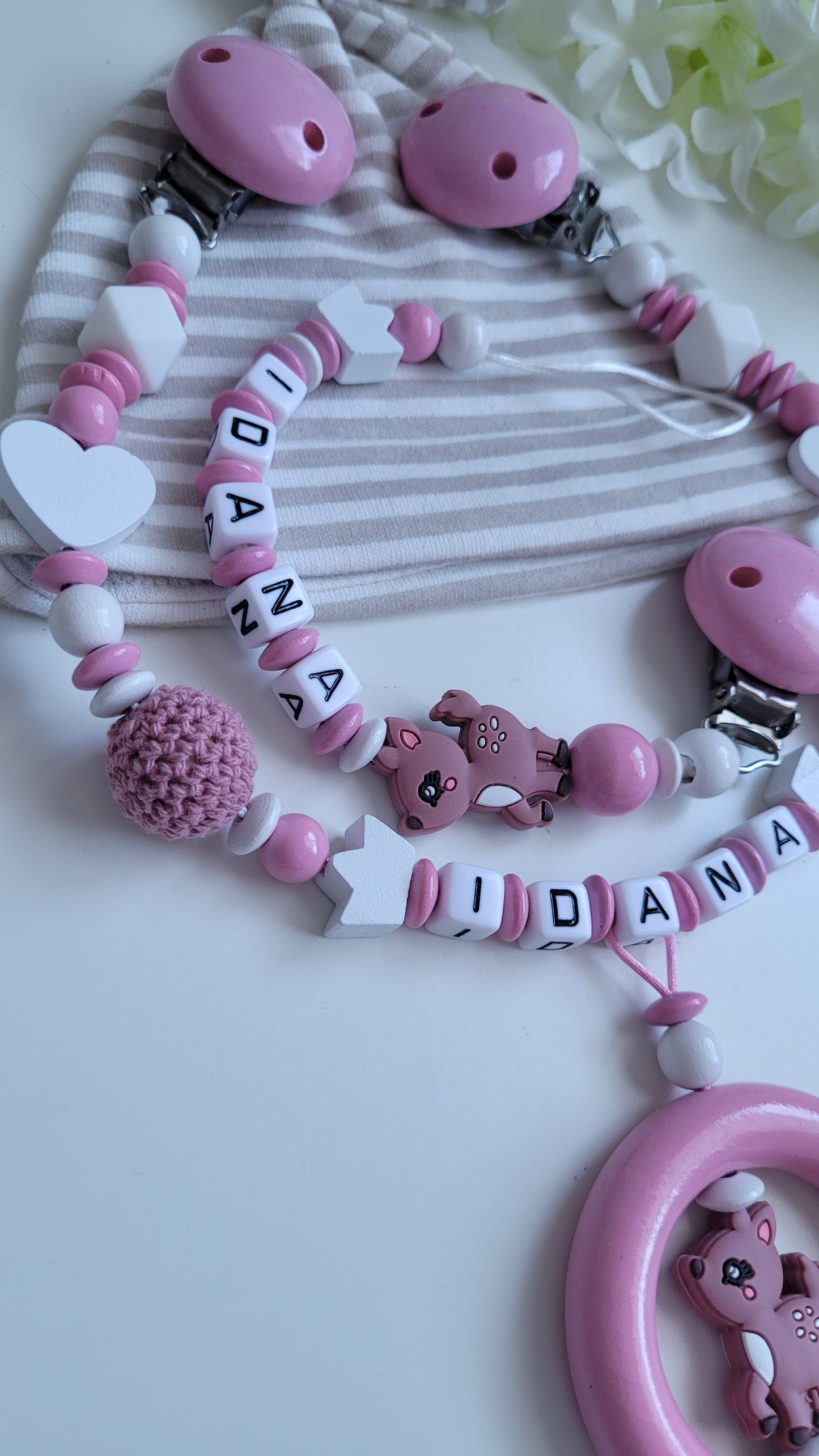 4tlg.Set Schnullerkette Kinderwagenkette & Greifring mit Namen Reh babyrosa weiss