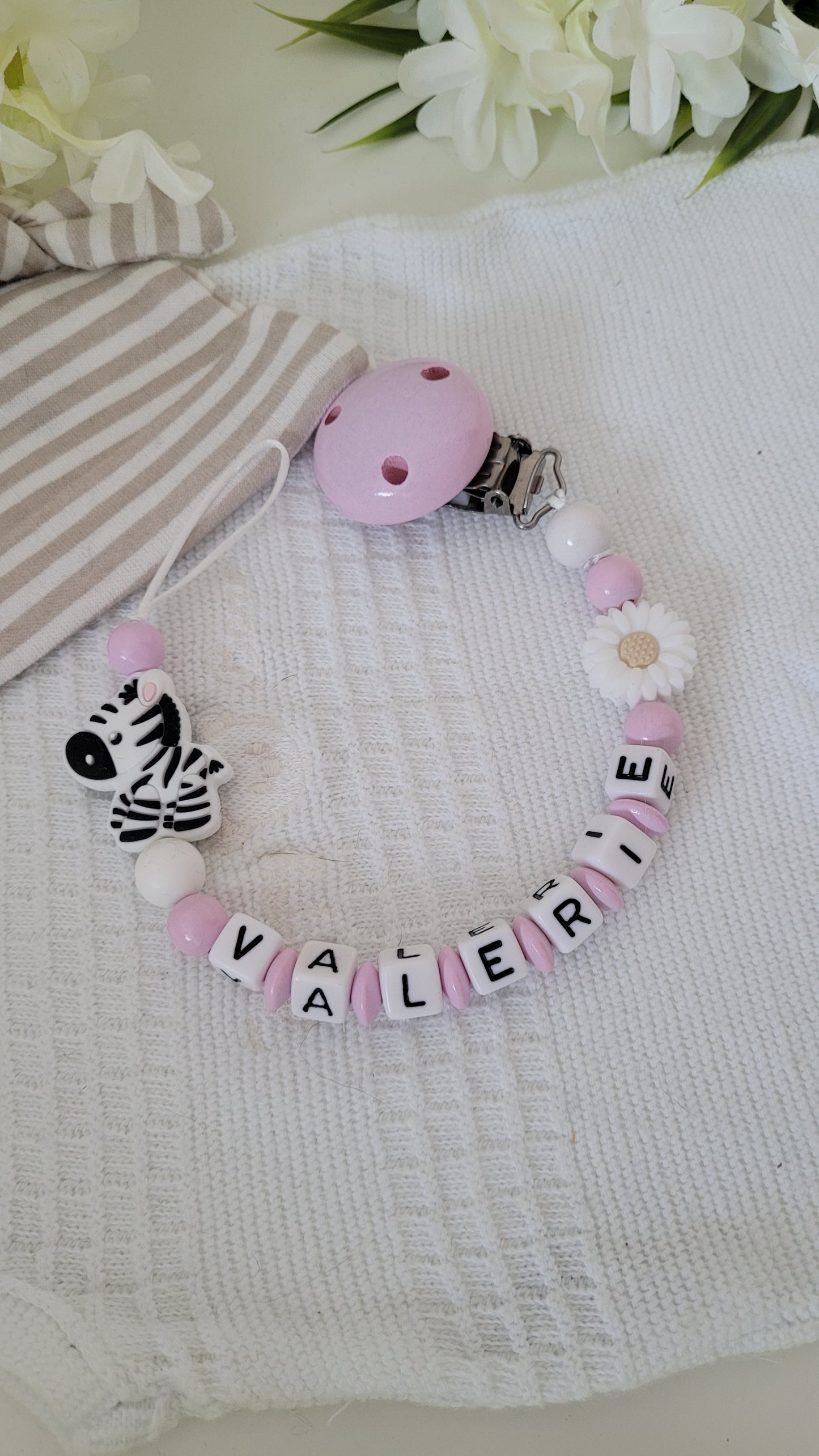 Schnullerkette holz rosa mit Namen für Mädchen mit Silikonmotiv Zebra und Blümchen