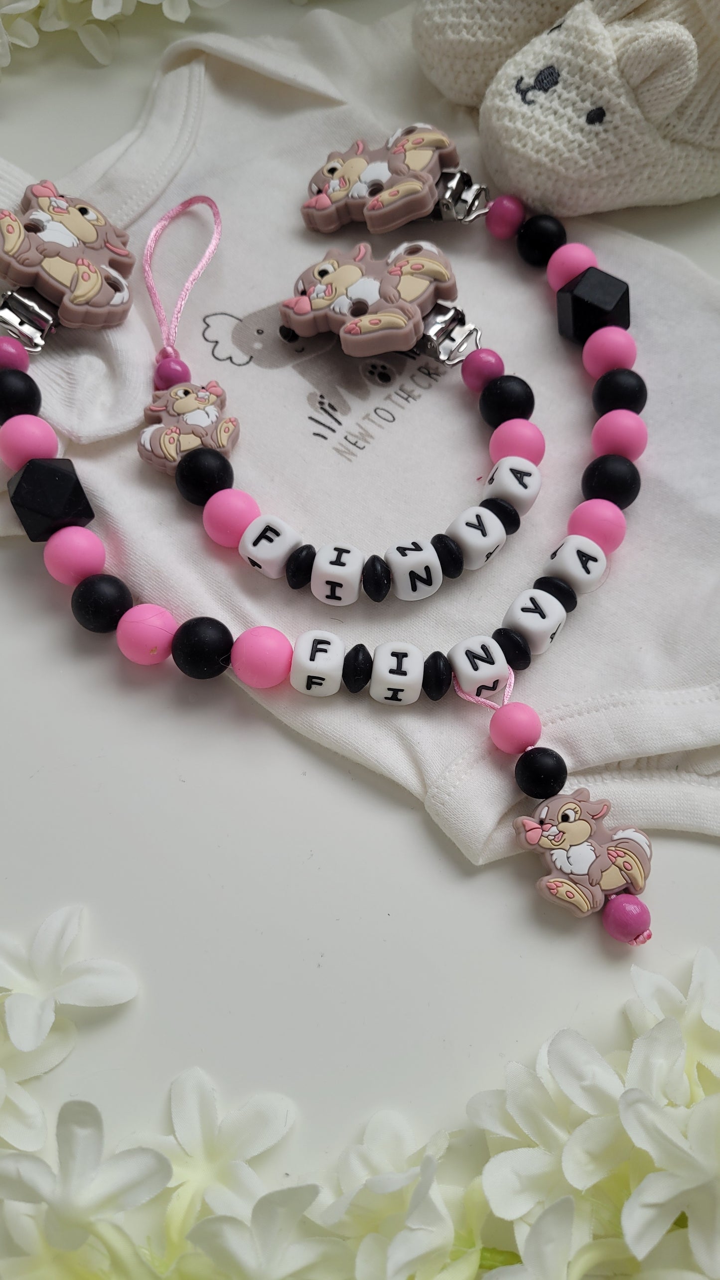 Kinderwagenkette & Schnullerkette mit Namen Hasen schwarz pink