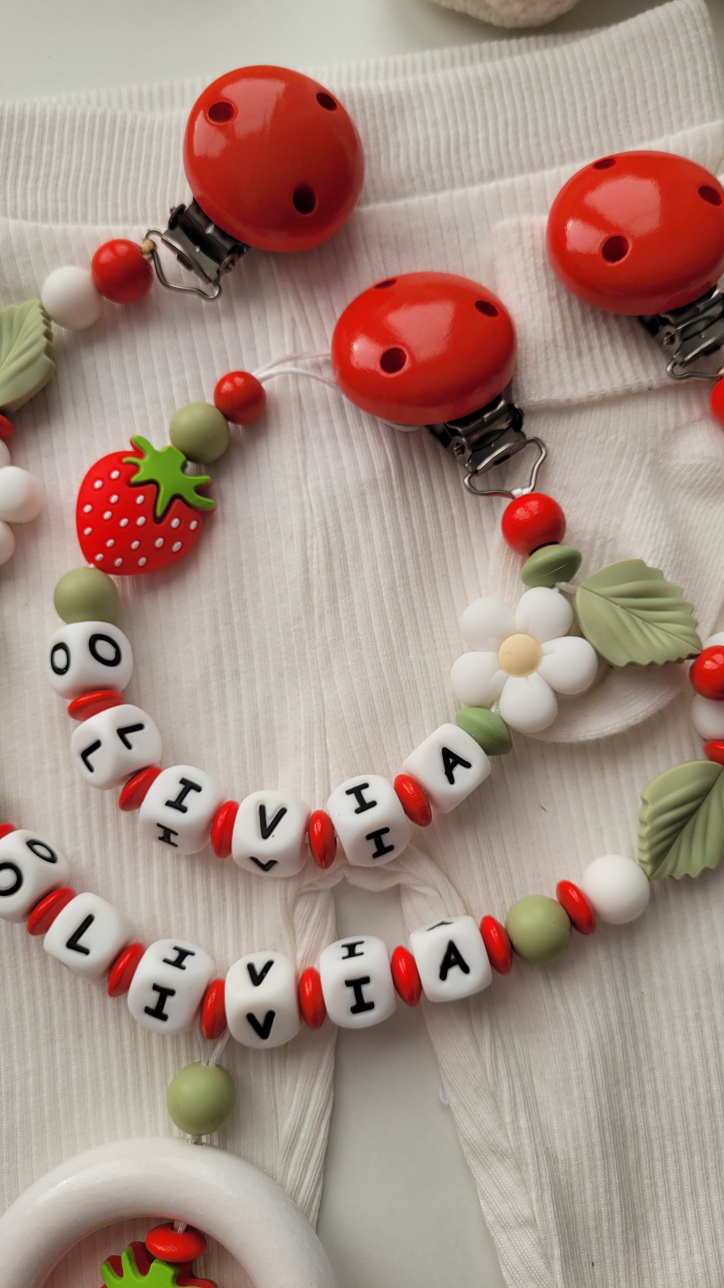 Kinderwagenkette & Schnullerkette mit Namen Erdbeere & Blume