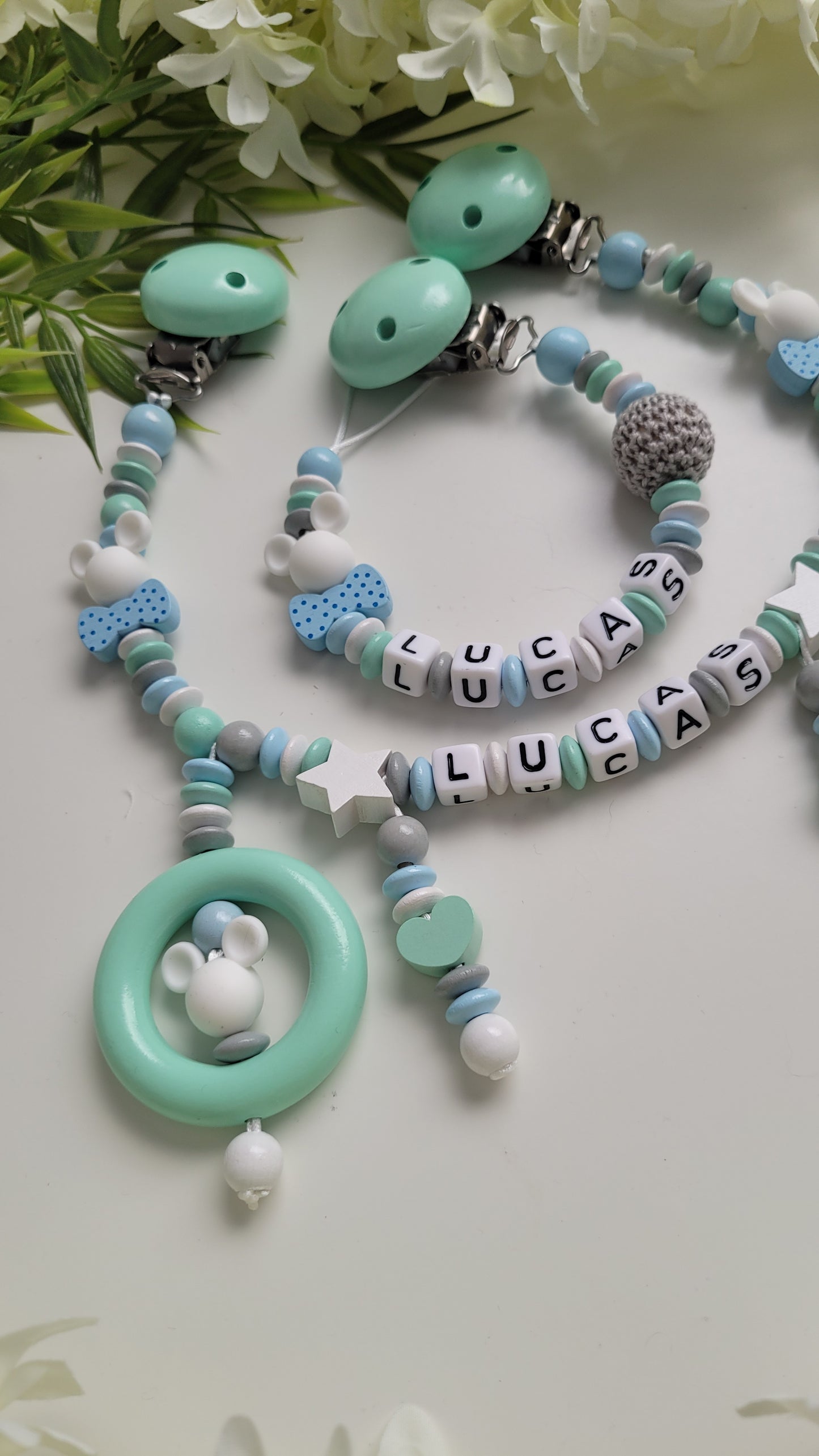 Kinderwagenkette & Schnullerkette Prinz Mickey mit Namen für Jungen mint hellblau