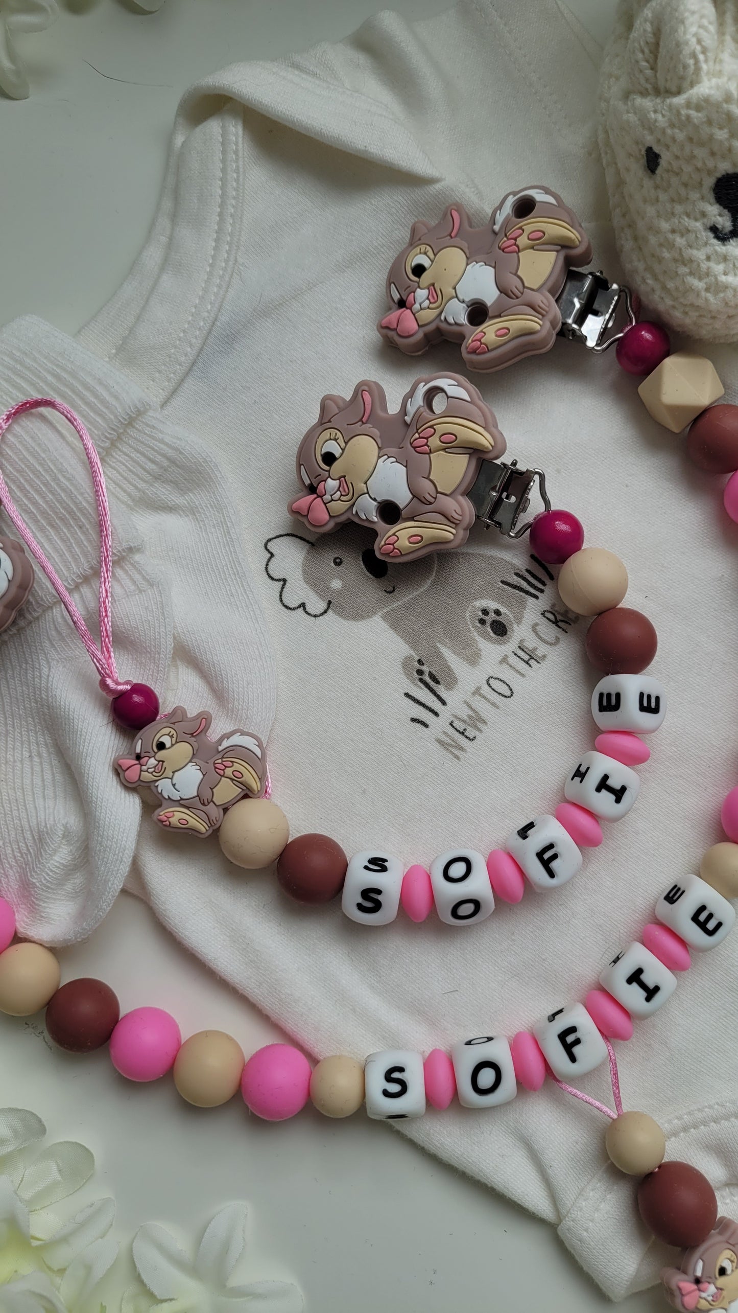 Kinderwagenkette & Schnullerkette mit Namen Hasen braun pink