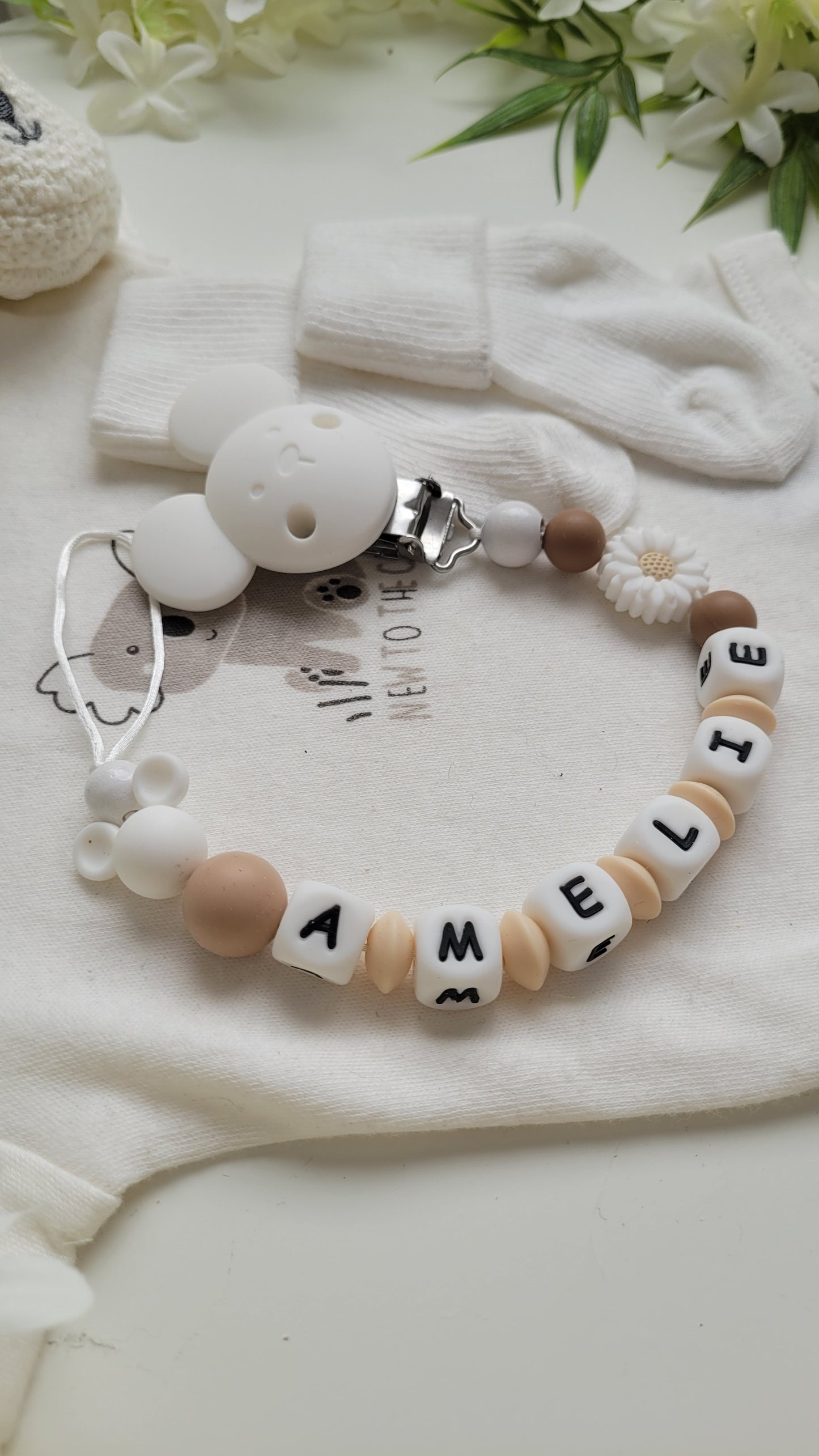 Kinderwagenkette & Schnullerkette mit Namen für Mädchen Maus beige braun