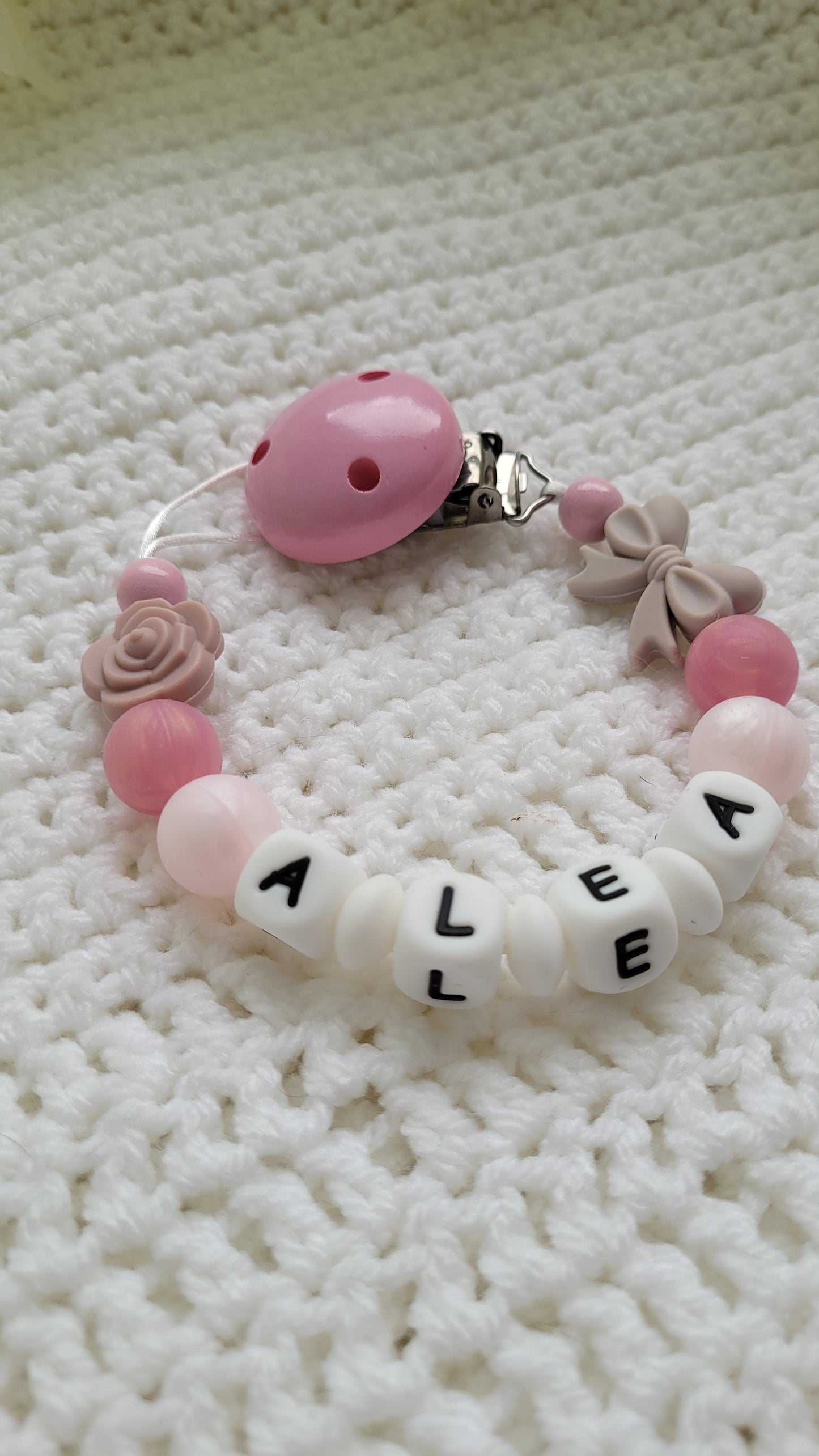 Schnullerkette mit Namen für Mädchen Blume rosegold perlmutt