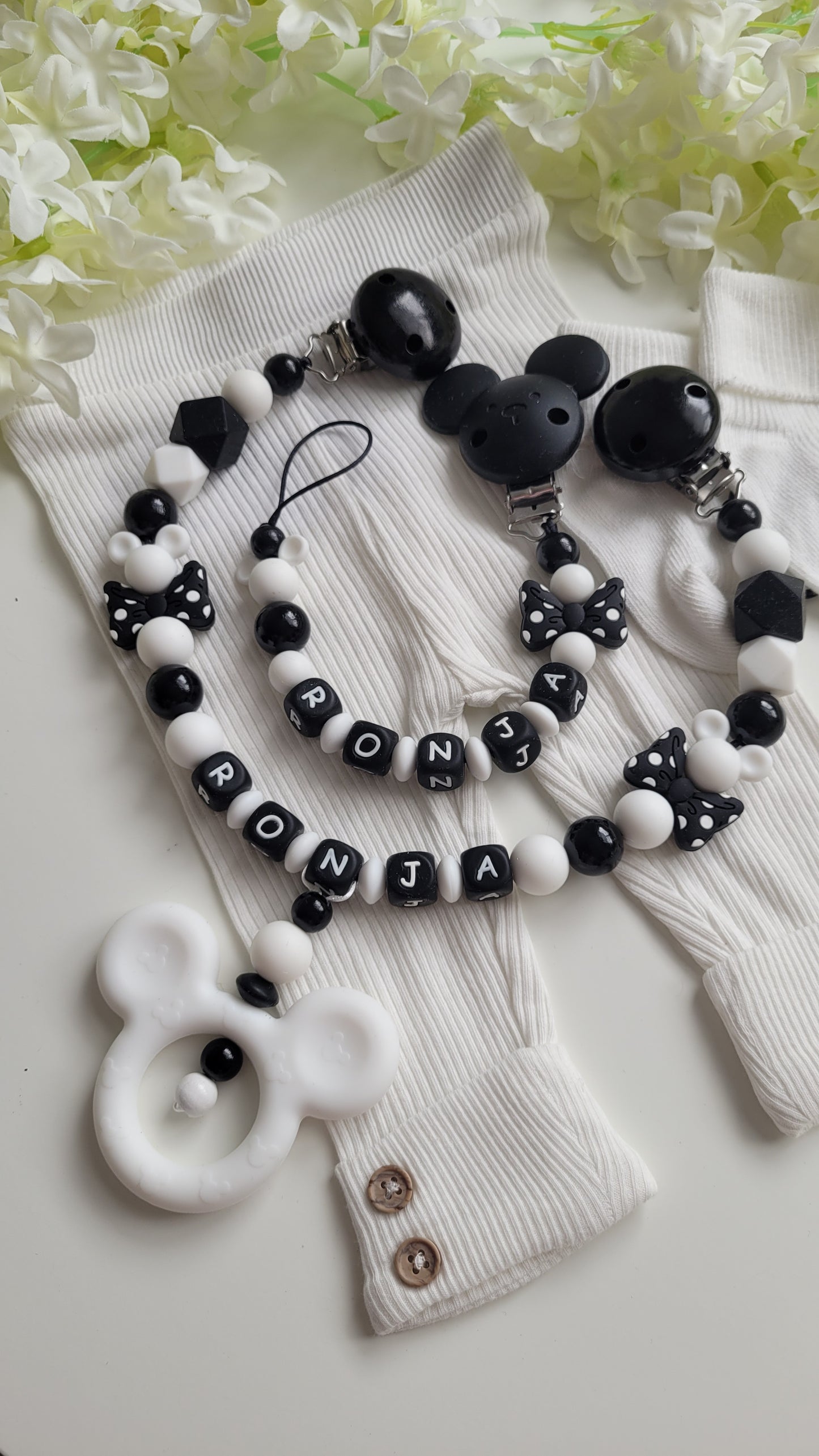 Komplett Set 3tlg Schnullerkette Kinderwagenkette Greifring mit Namen Maus schwarz weiß