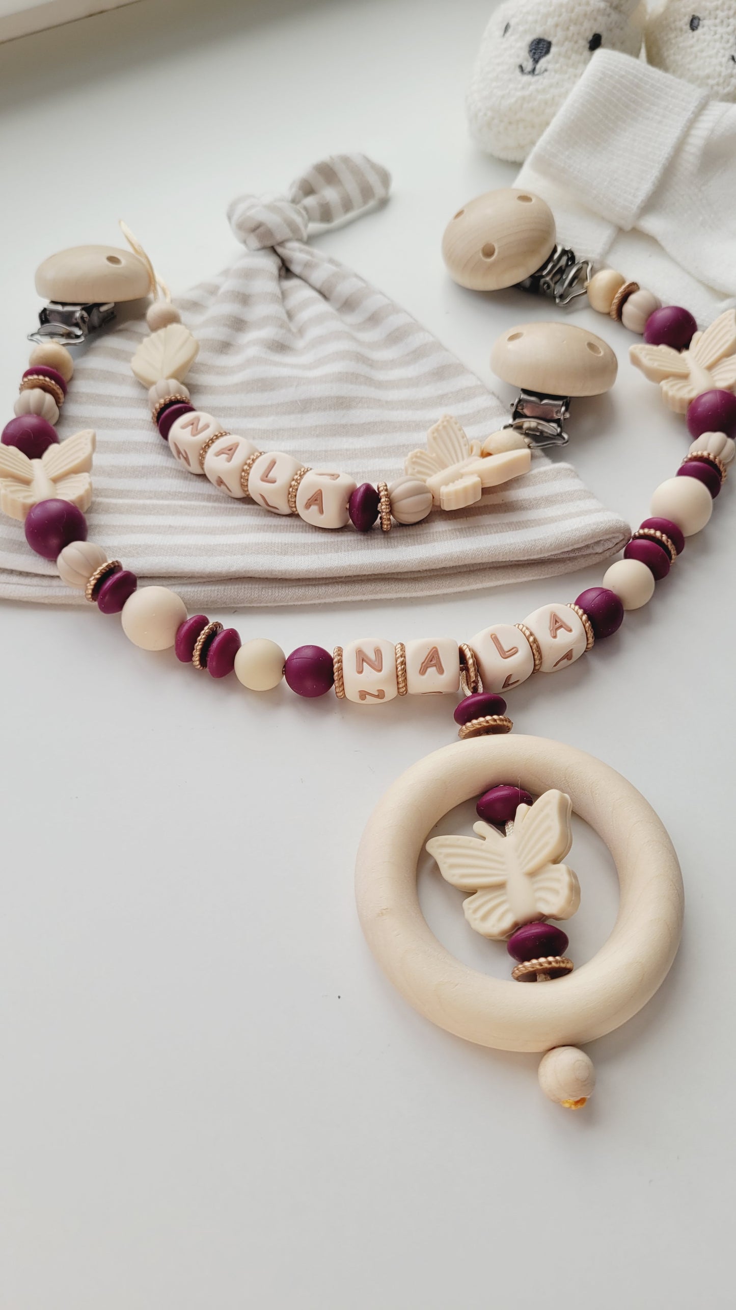 Kinderwagenkette & Schnullerkette mit Namen Schmetterling & Blatt bordaux beige braun