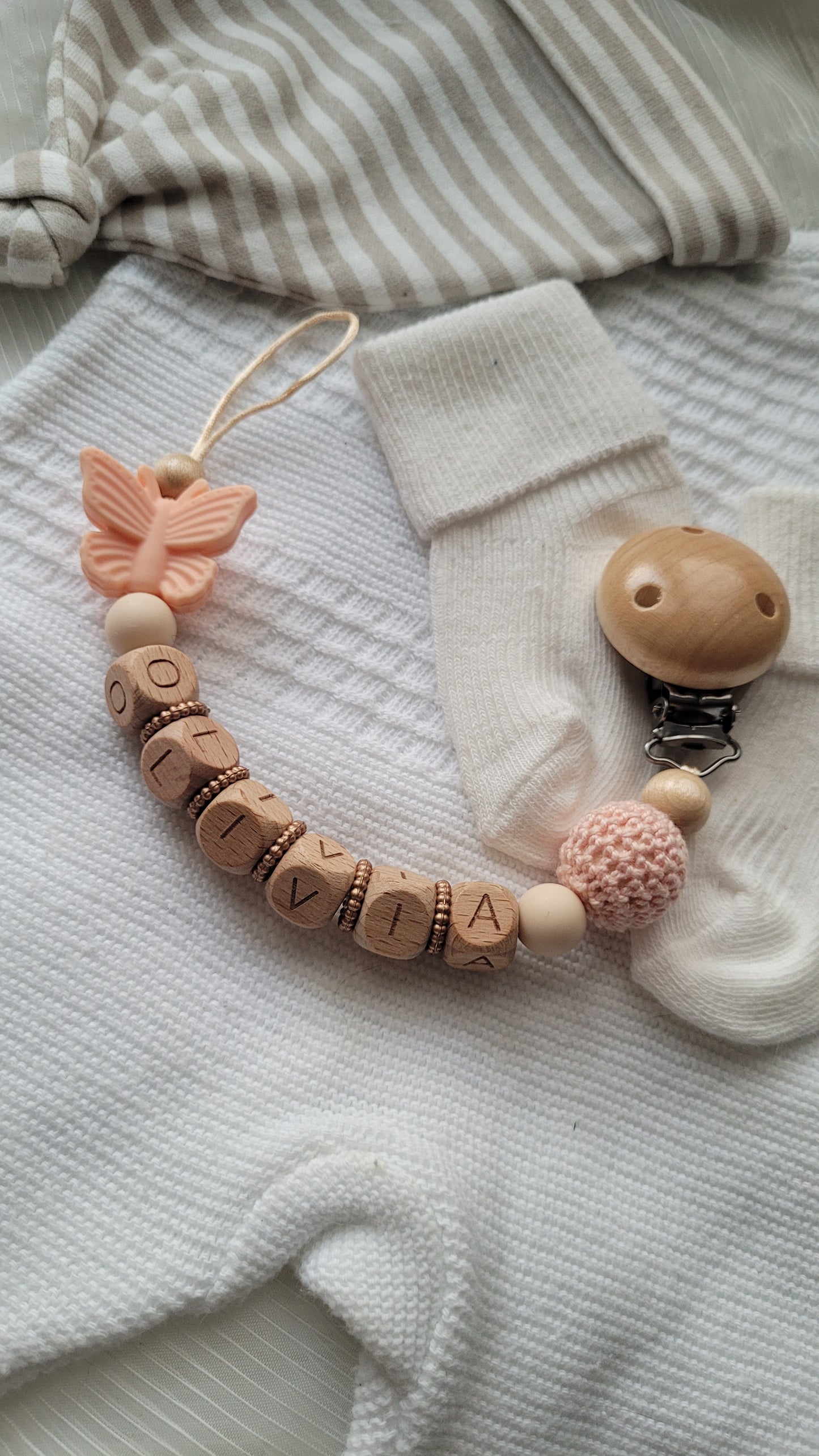 Schnullerkette mit Namen für Mädchen Schmetterling apricot beige