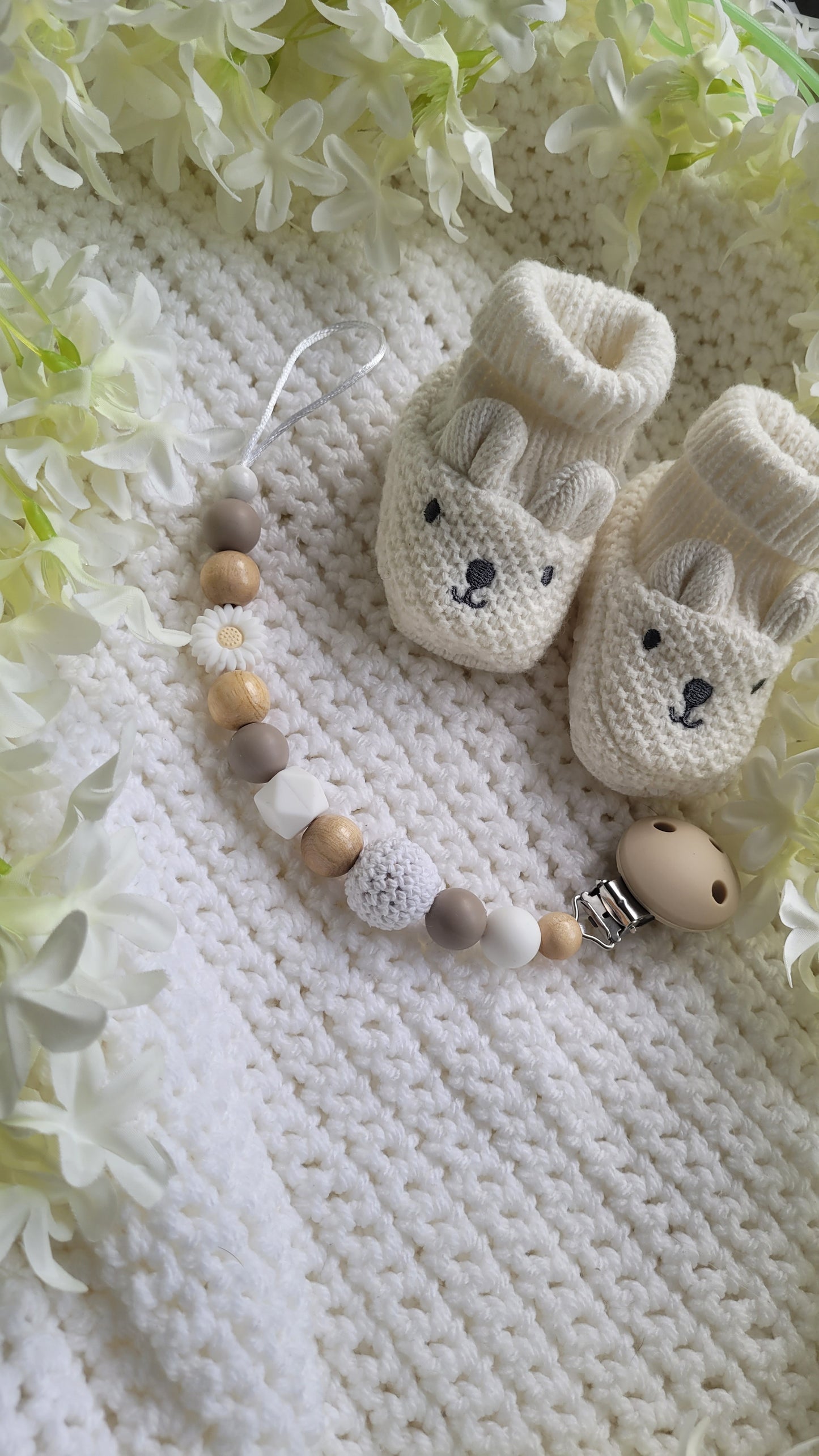 Schnullerkette Blümchen & Häkelperle holz taupe weiss