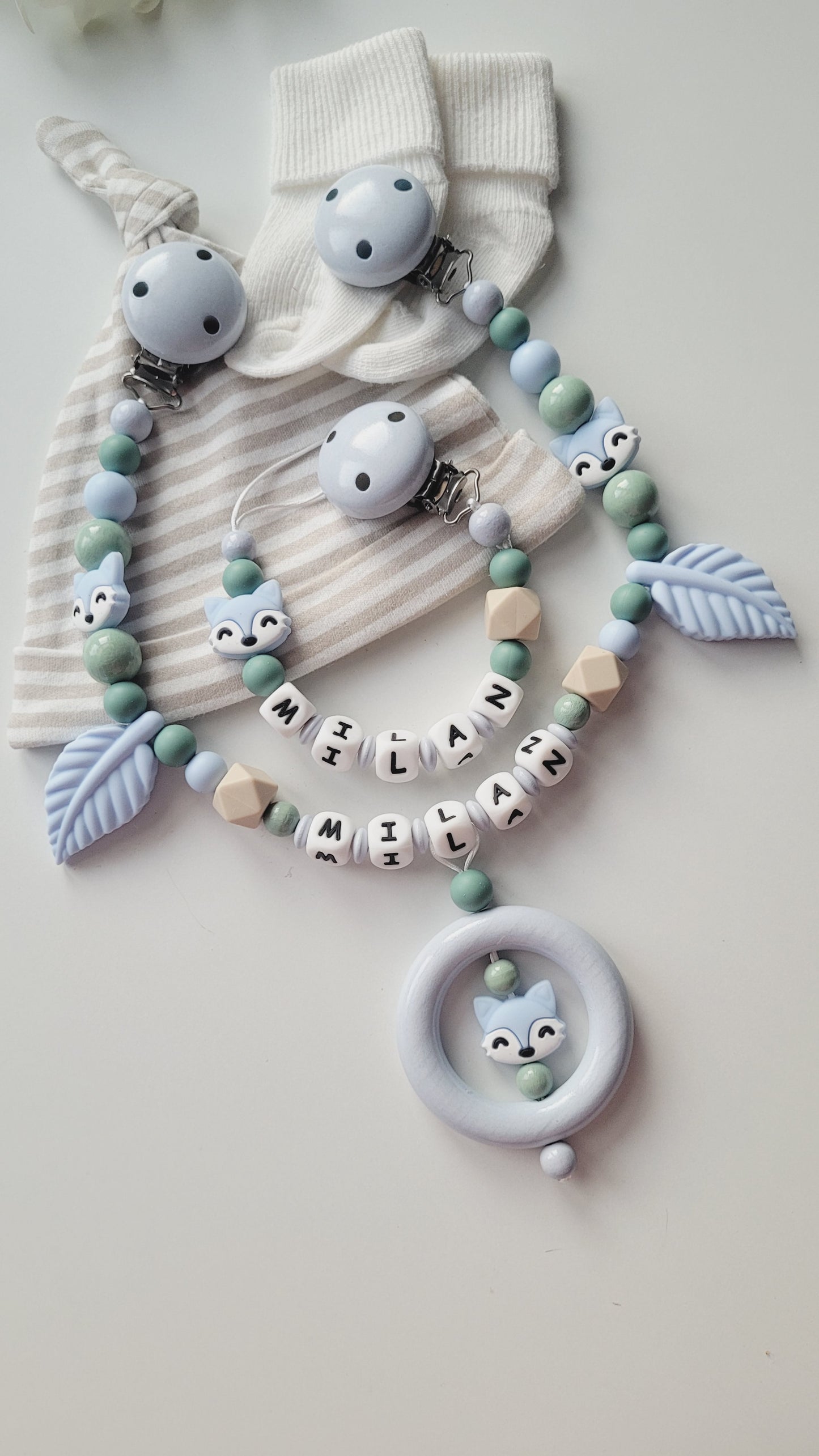 Kinderwagenkette & Schnullerkette mit Namen Fuchs & Blätter blaugrau salbei