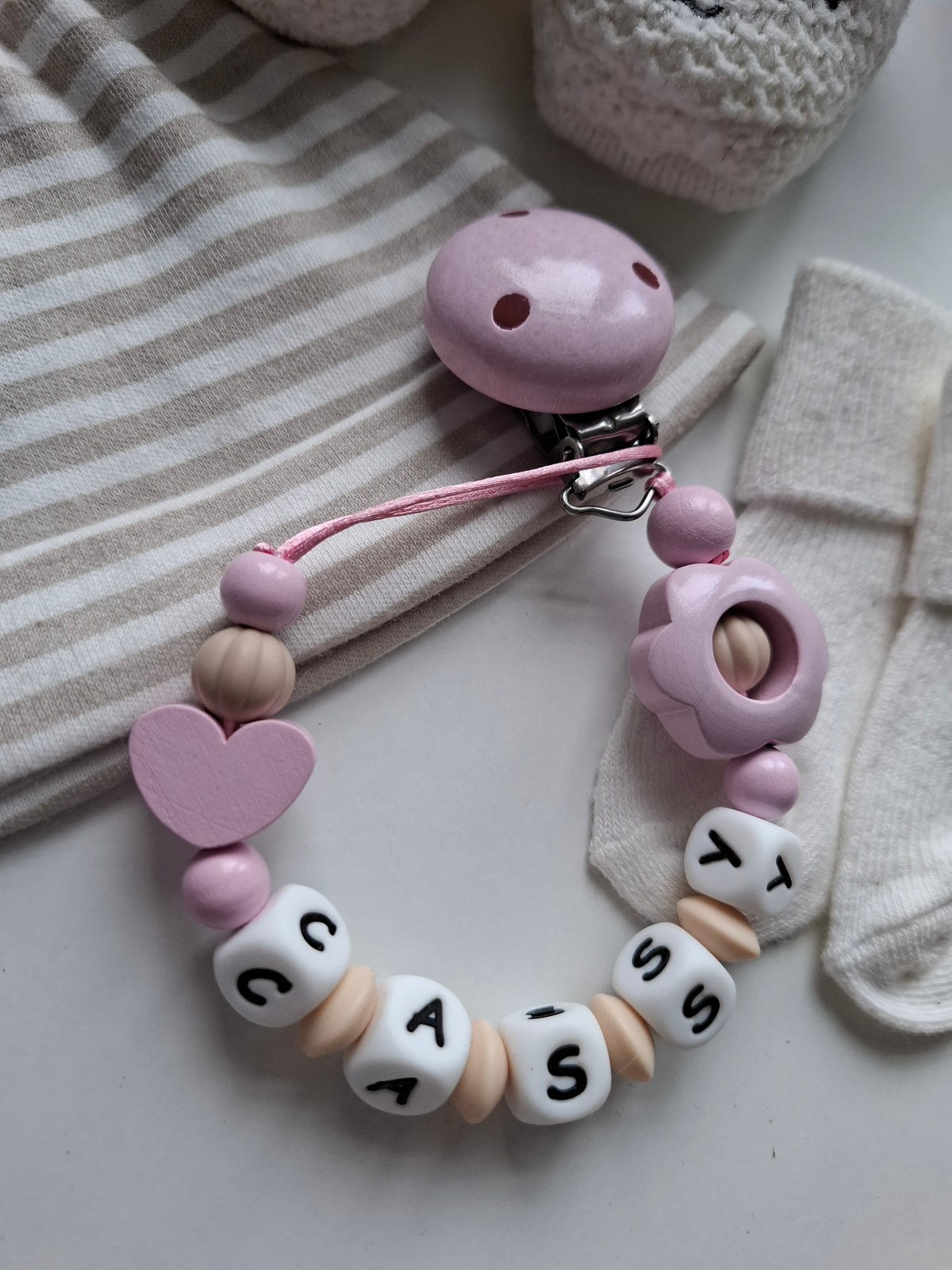Schnullerkette mit Namen für Mädchen Herz & Blume rosa beige personalisiert