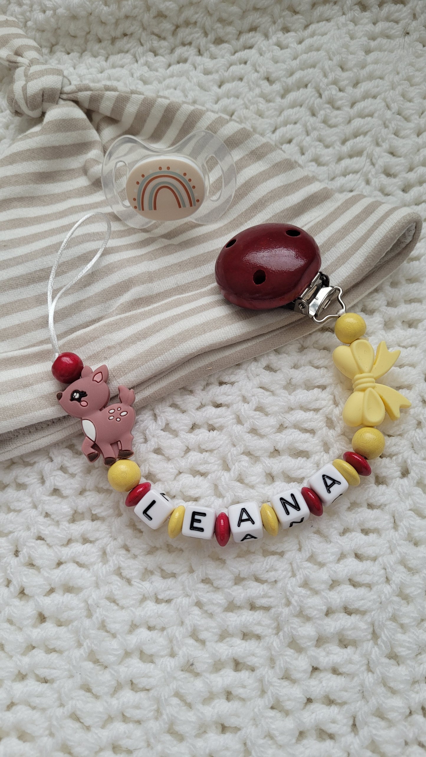 Schnullerkette mit Namen für Mädchen Reh bordaux gelb