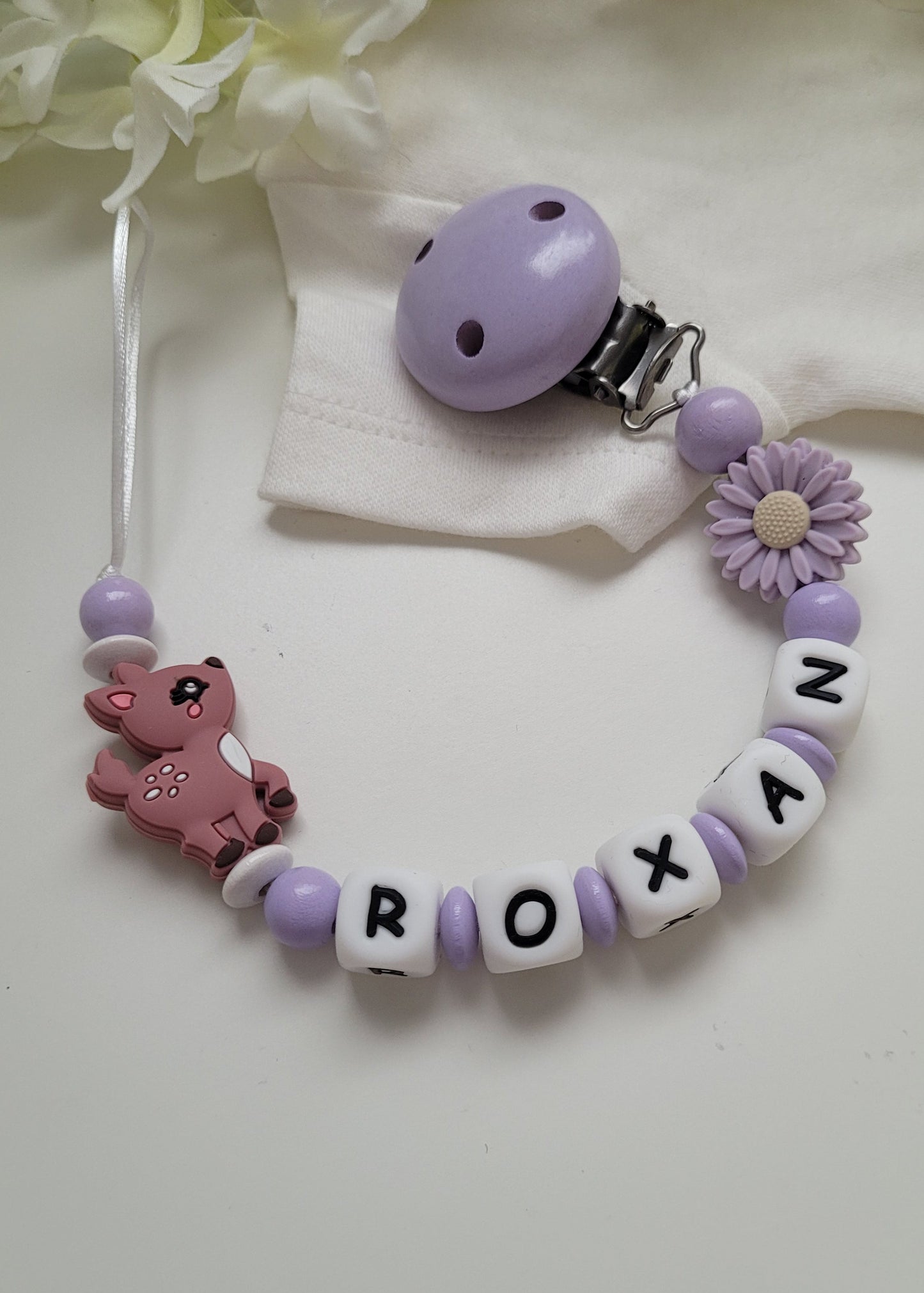 Schnullerkette mit Namen für Mädchen Reh & Blume flieder