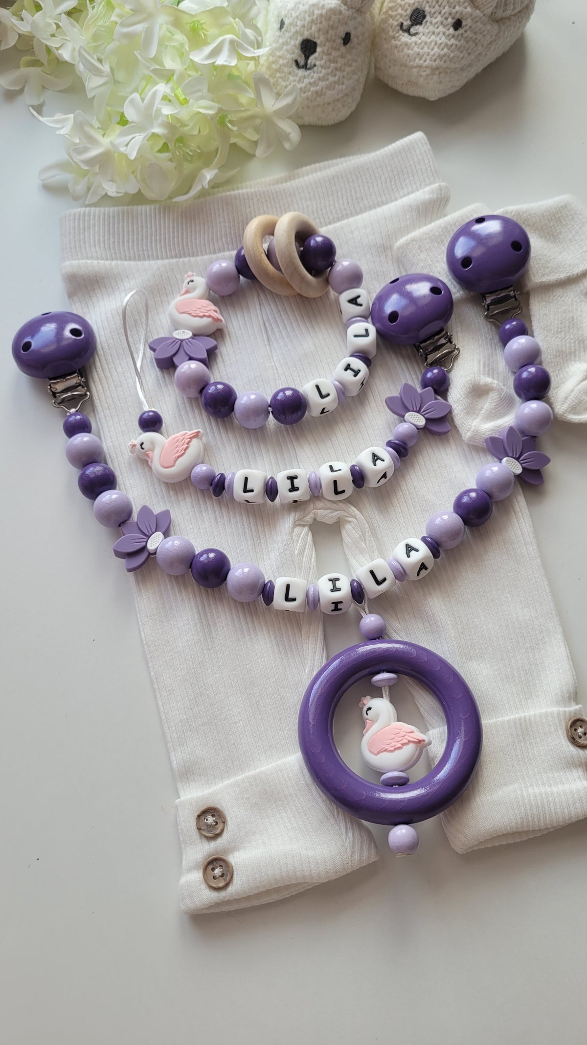 3er Set Schnullerkette, Kinderwagenkette & Greifring Schwan flieder lila