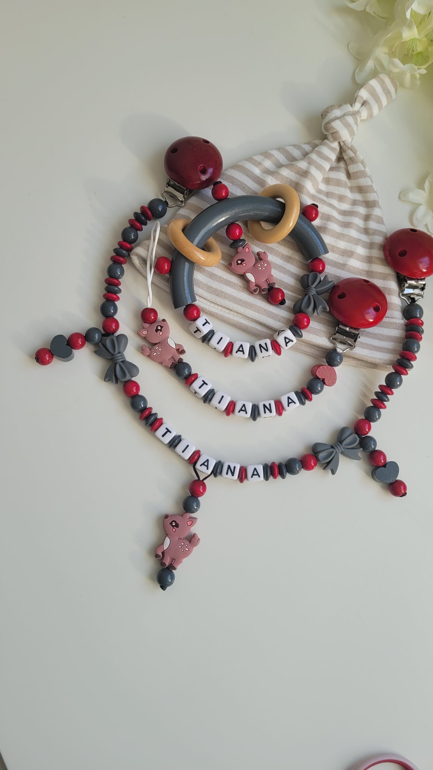 3tlg.Set Schnullerkette Kinderwagenkette & Greifring mit Namen Reh bordaux grau