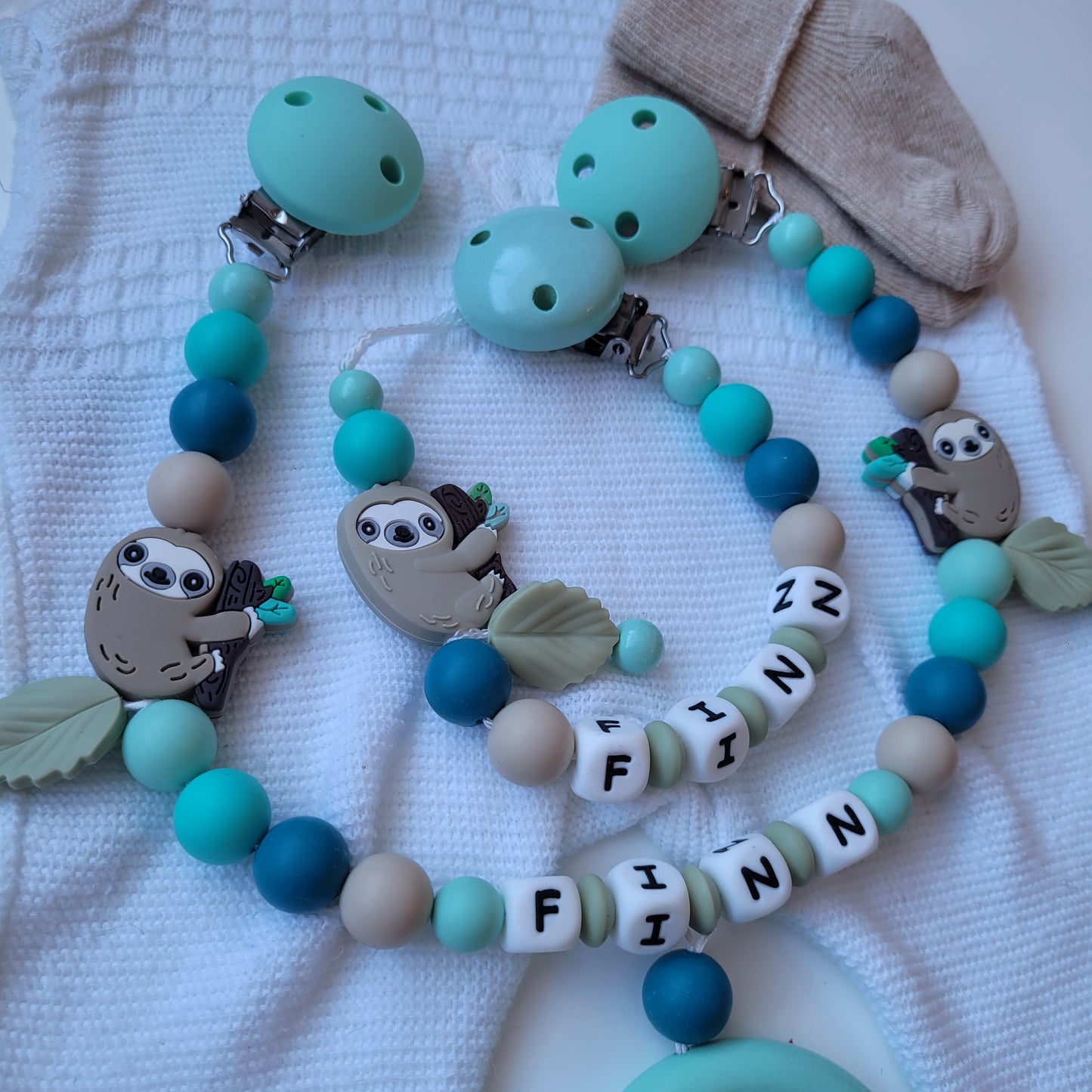 Kinderwagenkette & Schnullerkette mit Namen Faultier mint türkis