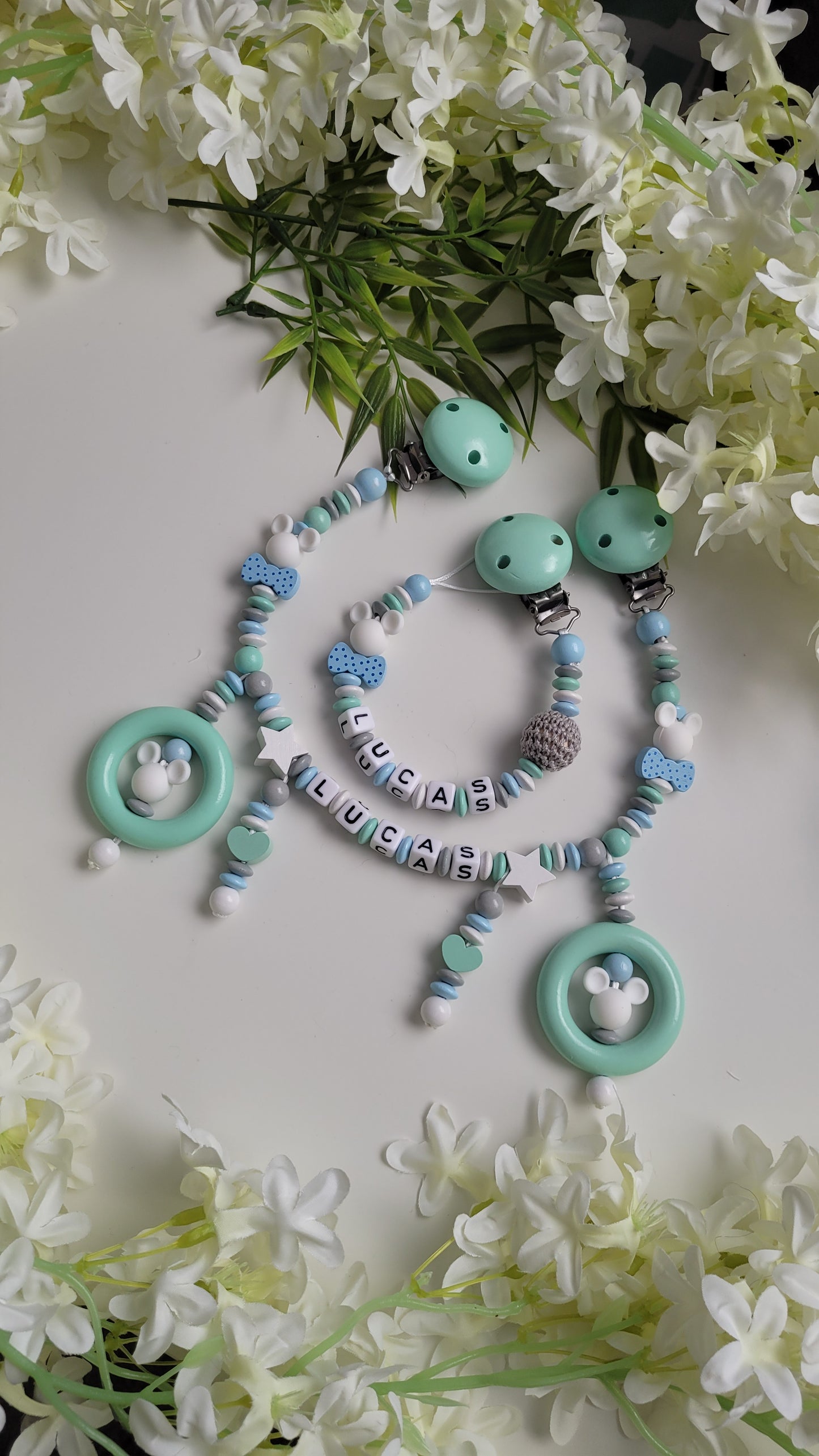 Kinderwagenkette & Schnullerkette Prinz Mickey mit Namen für Jungen mint hellblau