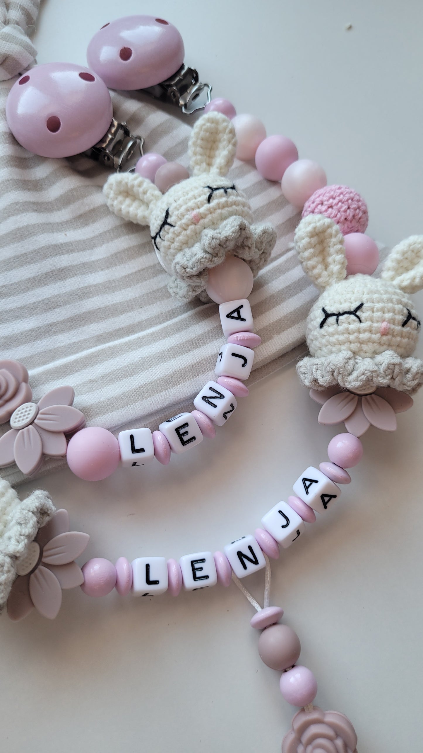 Kinderwagenkette & Schnullerkette mit Namen Hasen gehäkelt & Blumen rose