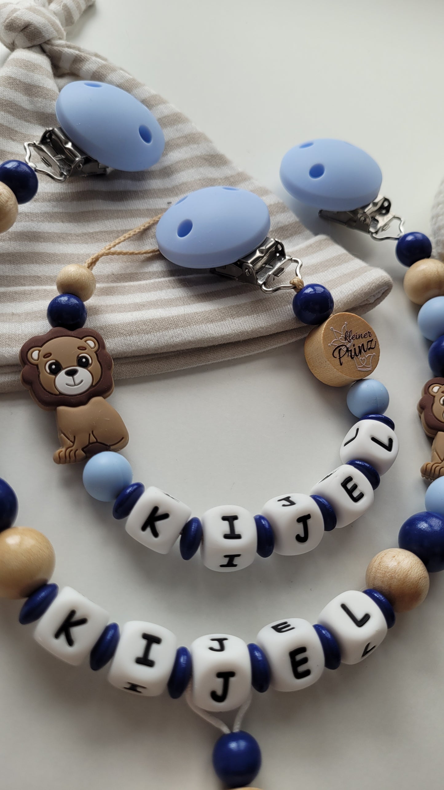 Kinderwagenkette & Schnullerkette mit Namen für Jungen Löwe kleiner Prinz blau marine holz