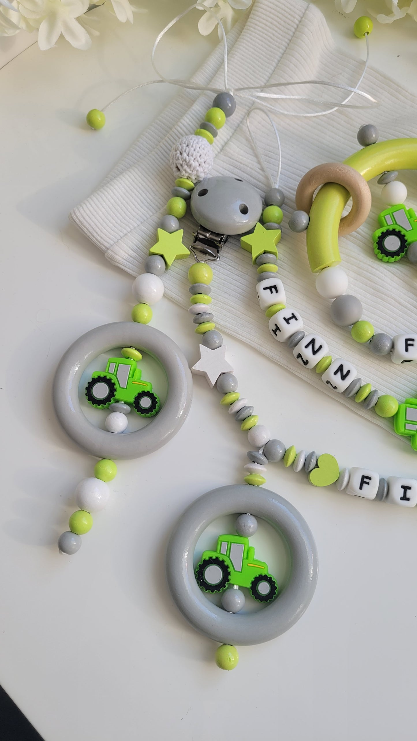 4tlg.Set Schnullerkette Kinderwagenkette, Spieleanhänger & Greifring mit Namen Traktor grün grau