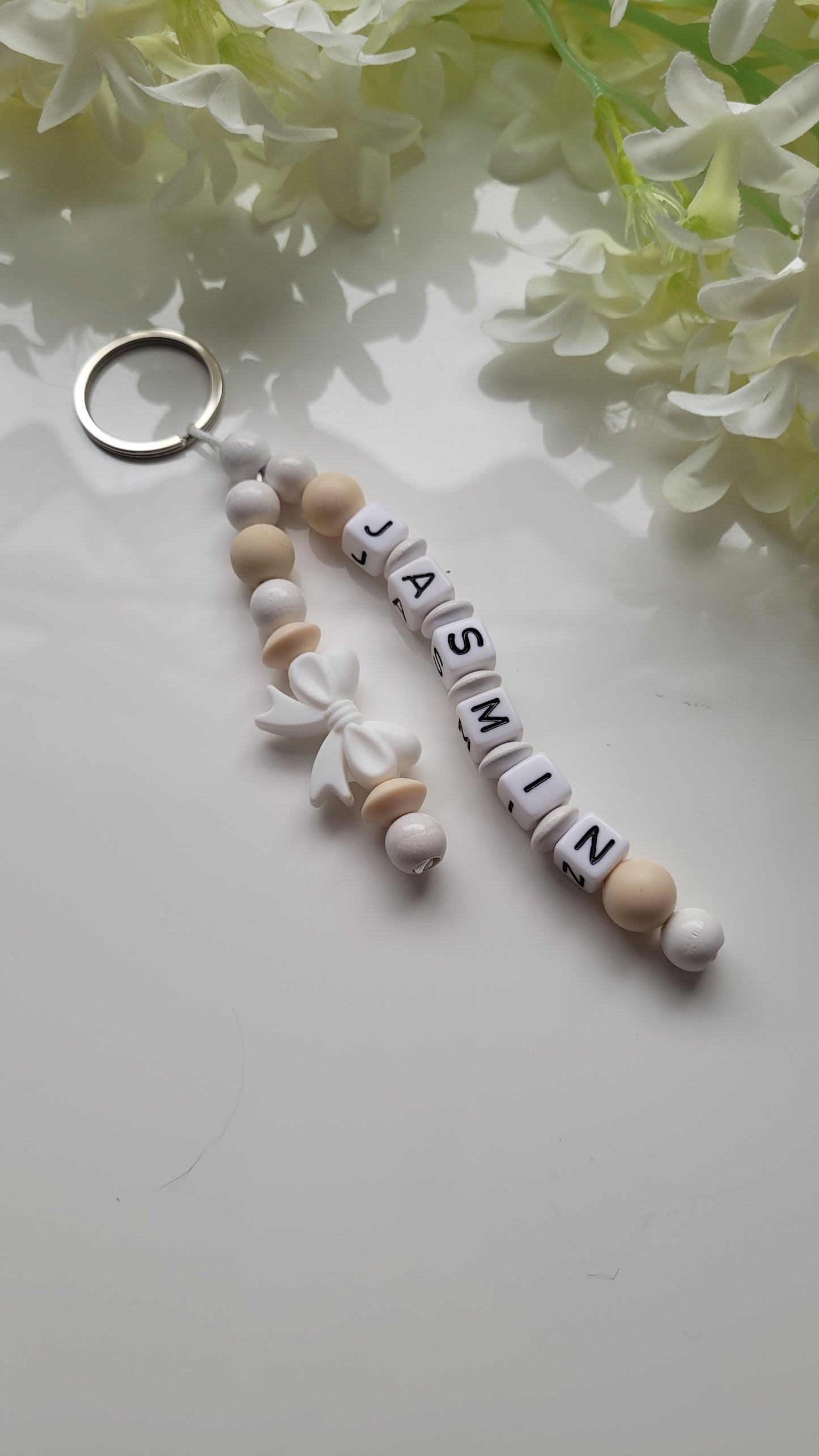 Schlüsselanhänger mit Namen beige weiss