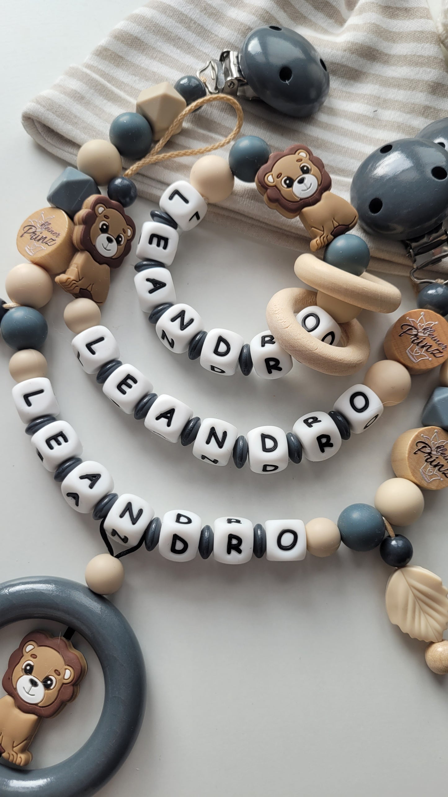 Schnullerkette Kinderwagenkette & Greifring mit Namen Löwe & Kleiner Prinz beige grau