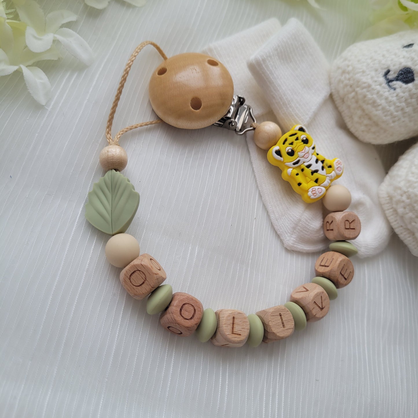 Schnullerkette mit Namen für Jungen Tiger & Blatt holz salbei grün