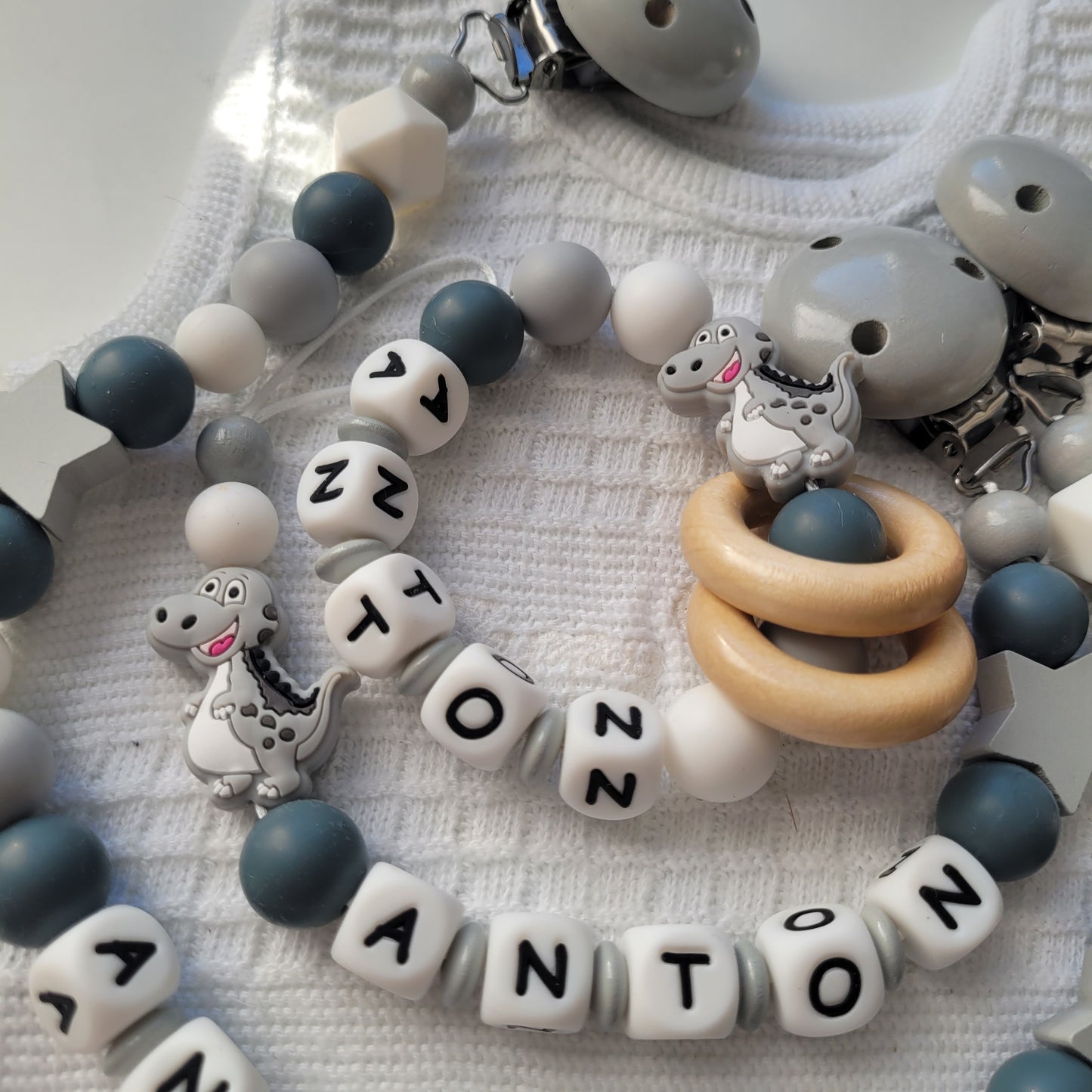 3tlg.Set Schnullerkette Kinderwagenkette & Greifring mit Namen für Jungen Dinosaurier