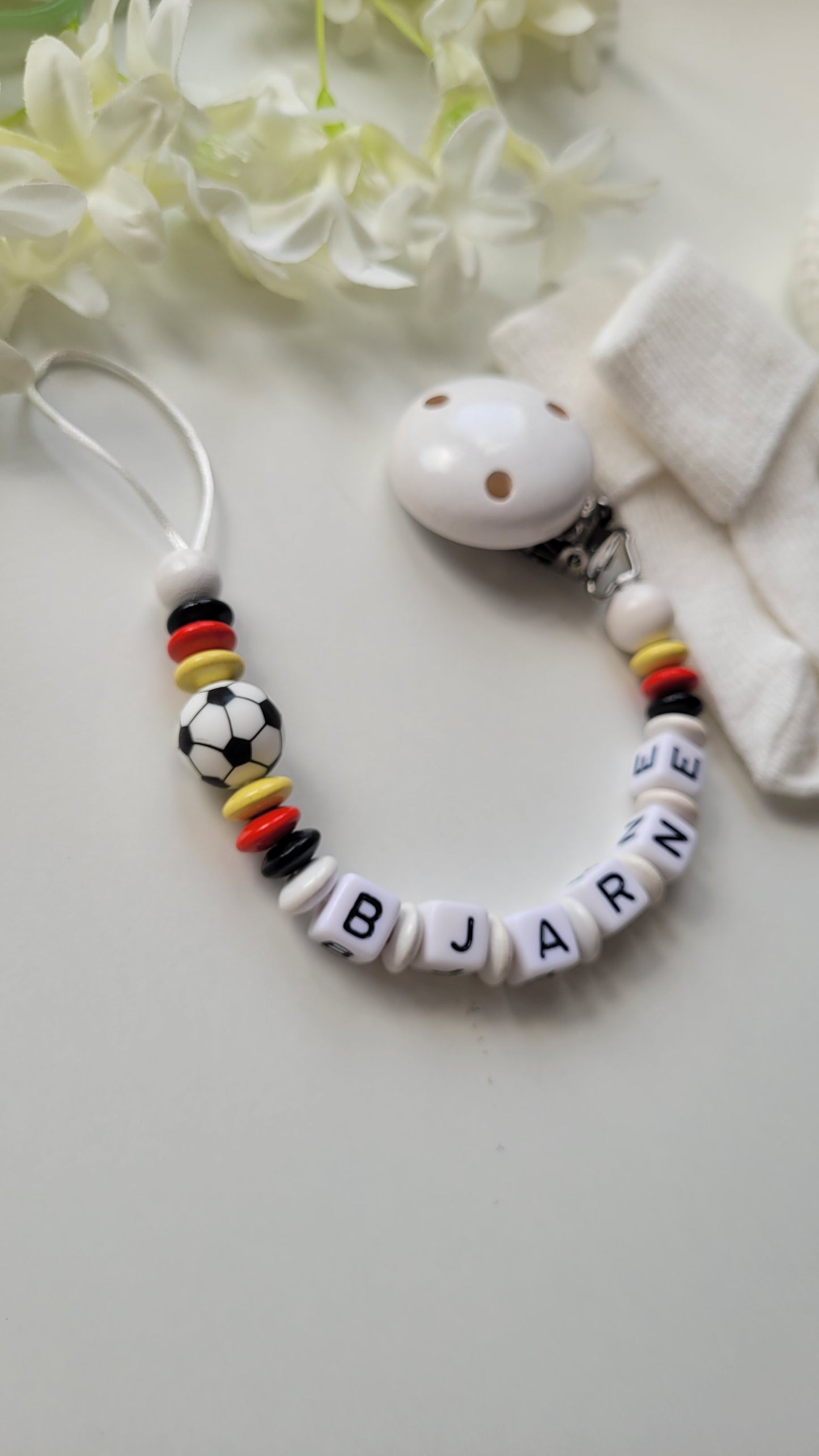 Schnullerkette mit Namen Fussball schwarz rot gelb