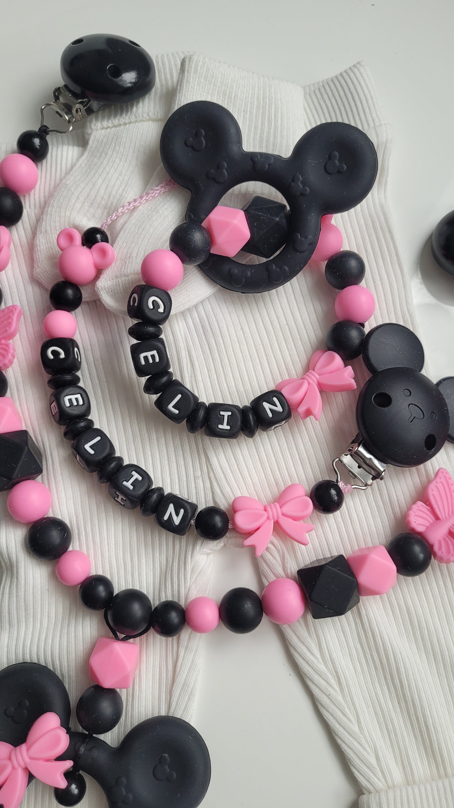 Nur 1x erhältlich 3er Set Kinderwagenkette & Schnullerkette mit Namen + Greifring für Mädchen *Leomaus* schwarz pink