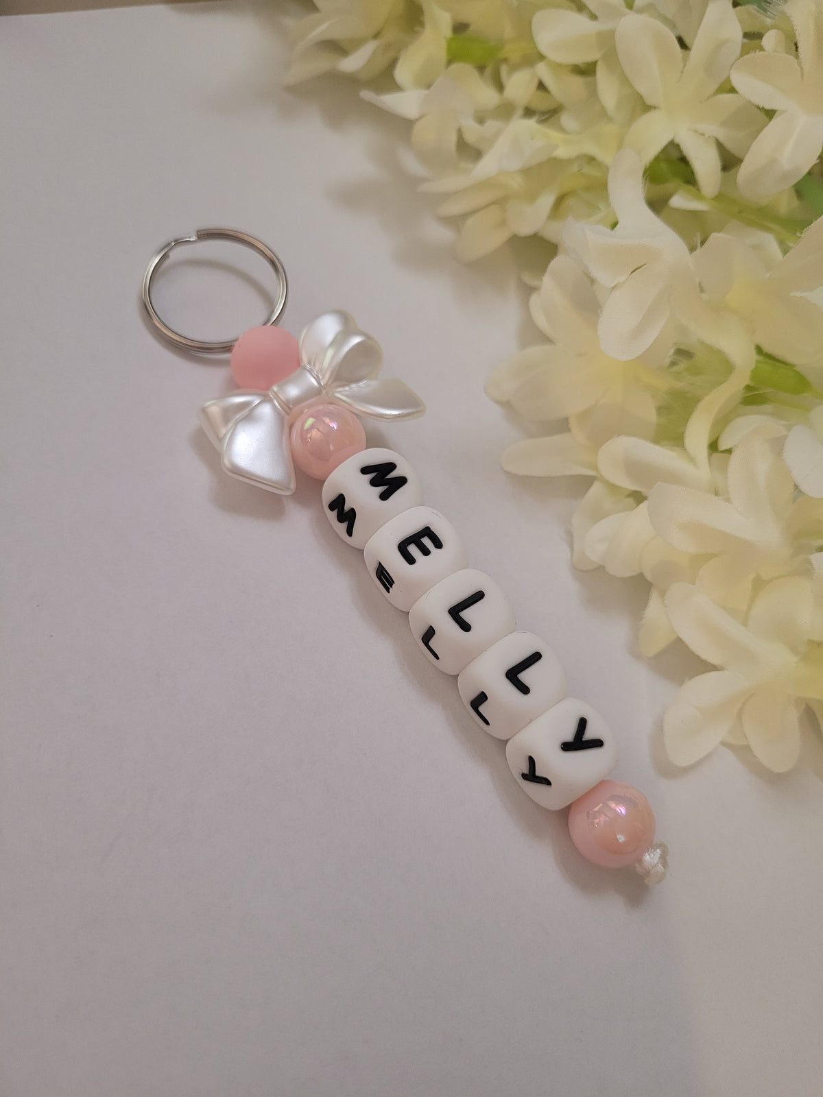 Schlüsselanhänger mit bis zu 3 Namen Peach Schleife Silikon- und Acrylperlen
