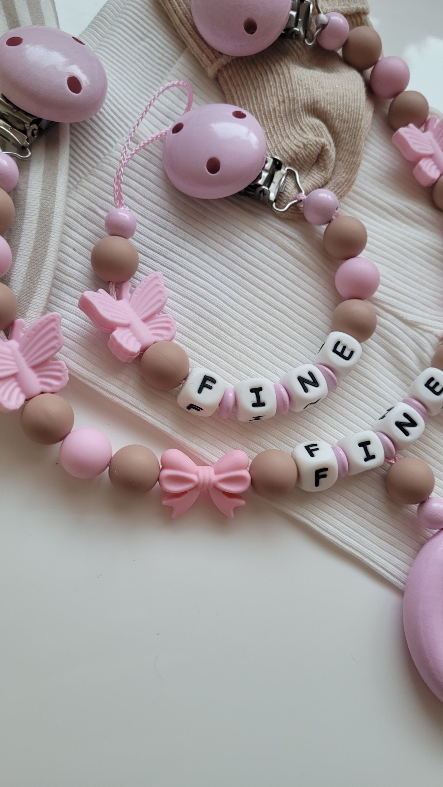 Kinderwagenkette & Schnullerkette mit Namen Schmetterling rosa taupe