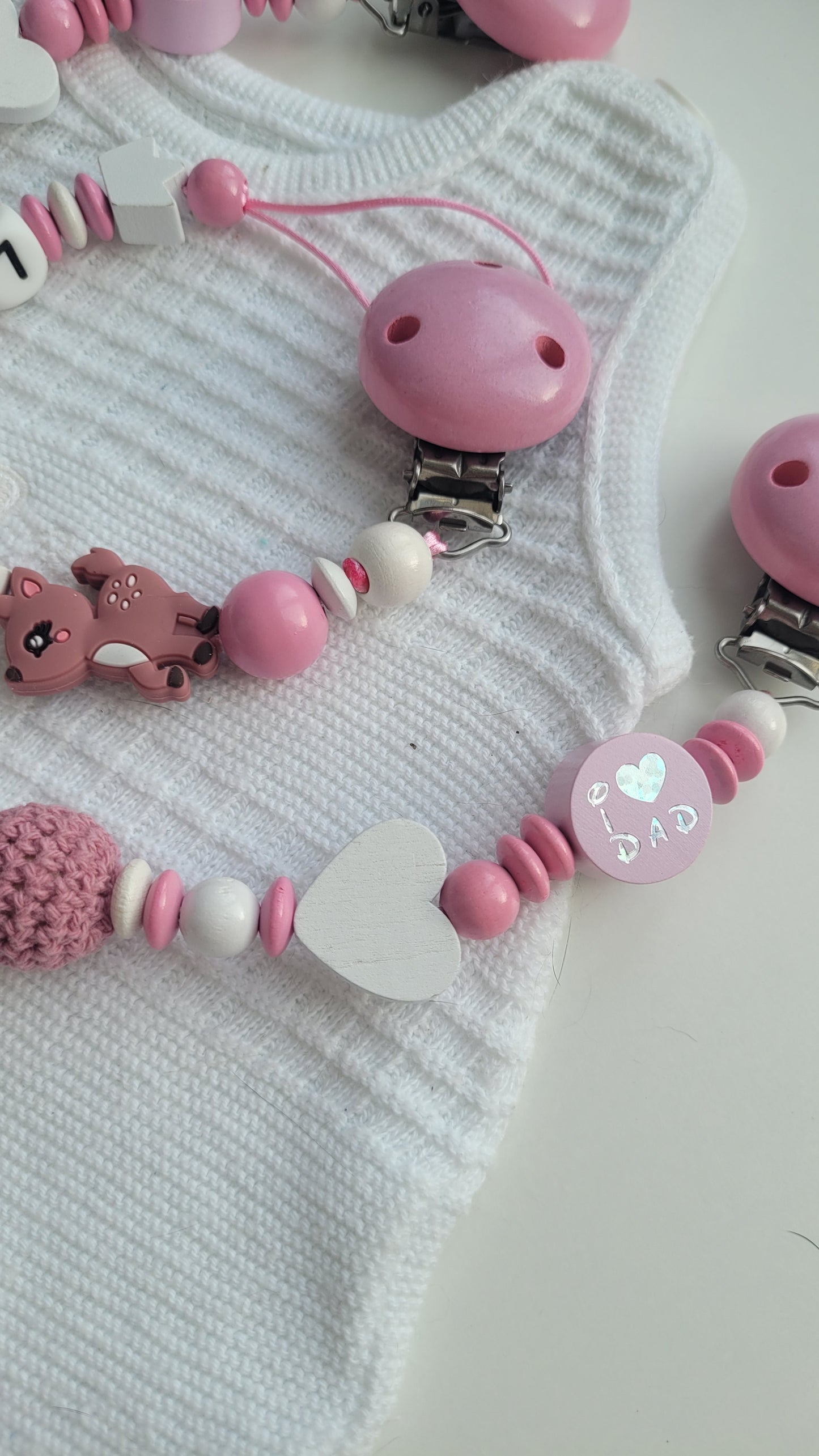 Kinderwagenkette & Schnullerkette mit Namen für Mädchen Reh & kleines Wunder der Welt rosa
