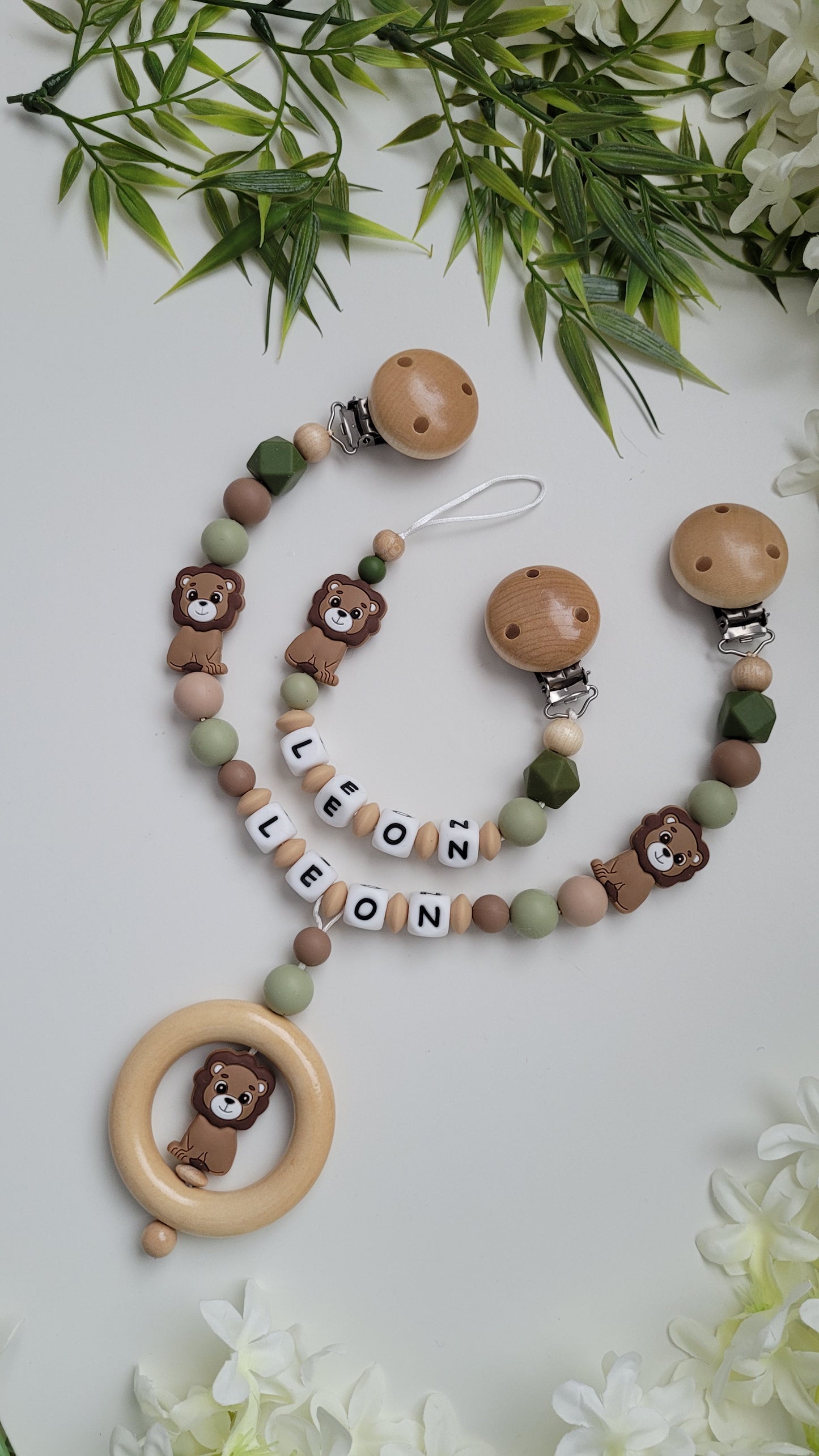 Set Schnullerkette Kinderwagenkette für Jungen Löwe aus grünen braunen Silikonperlen und holzclips mit Namen