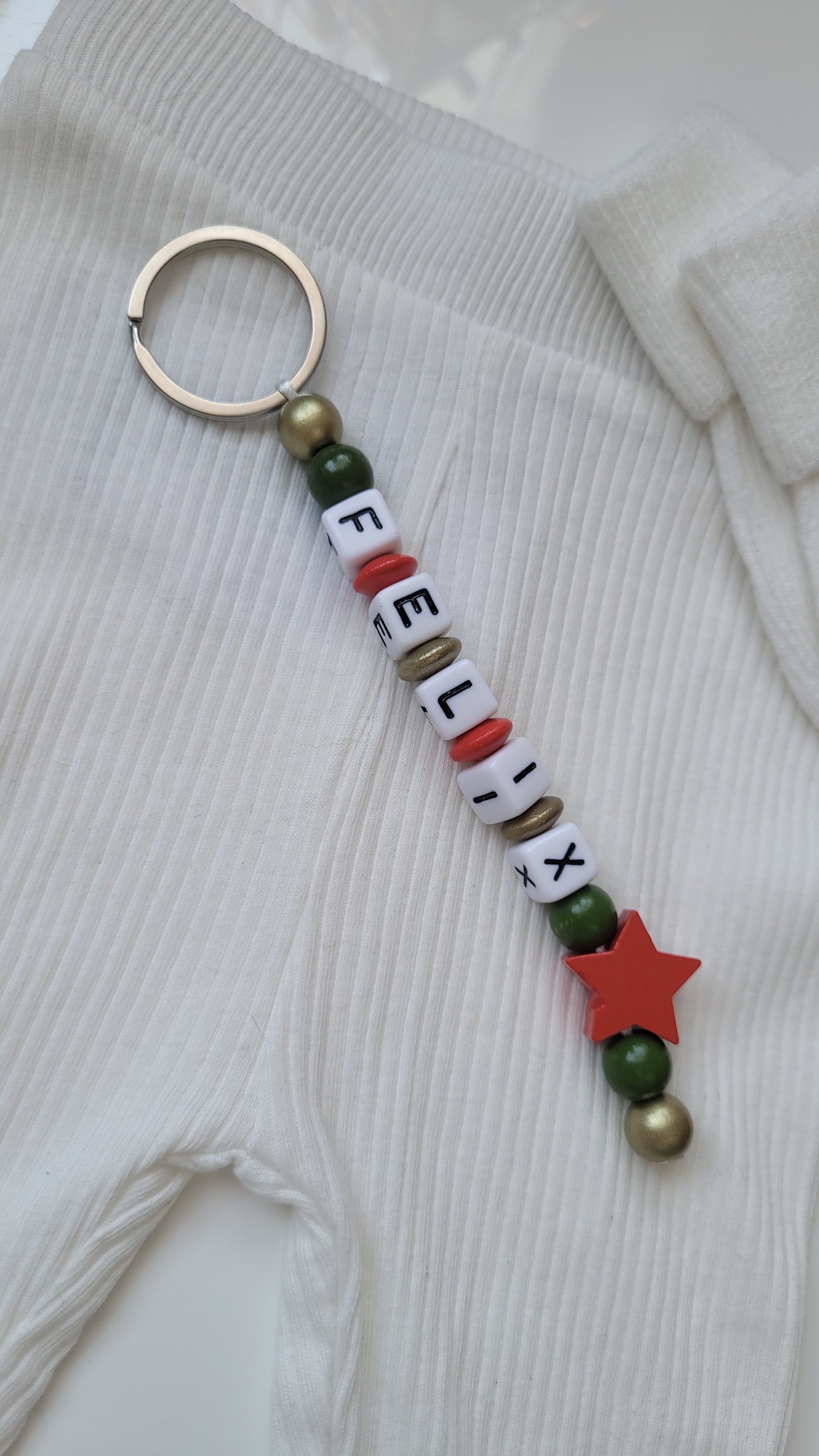 Schlüsselanhänger mit Namen Sternchen grün rot gold