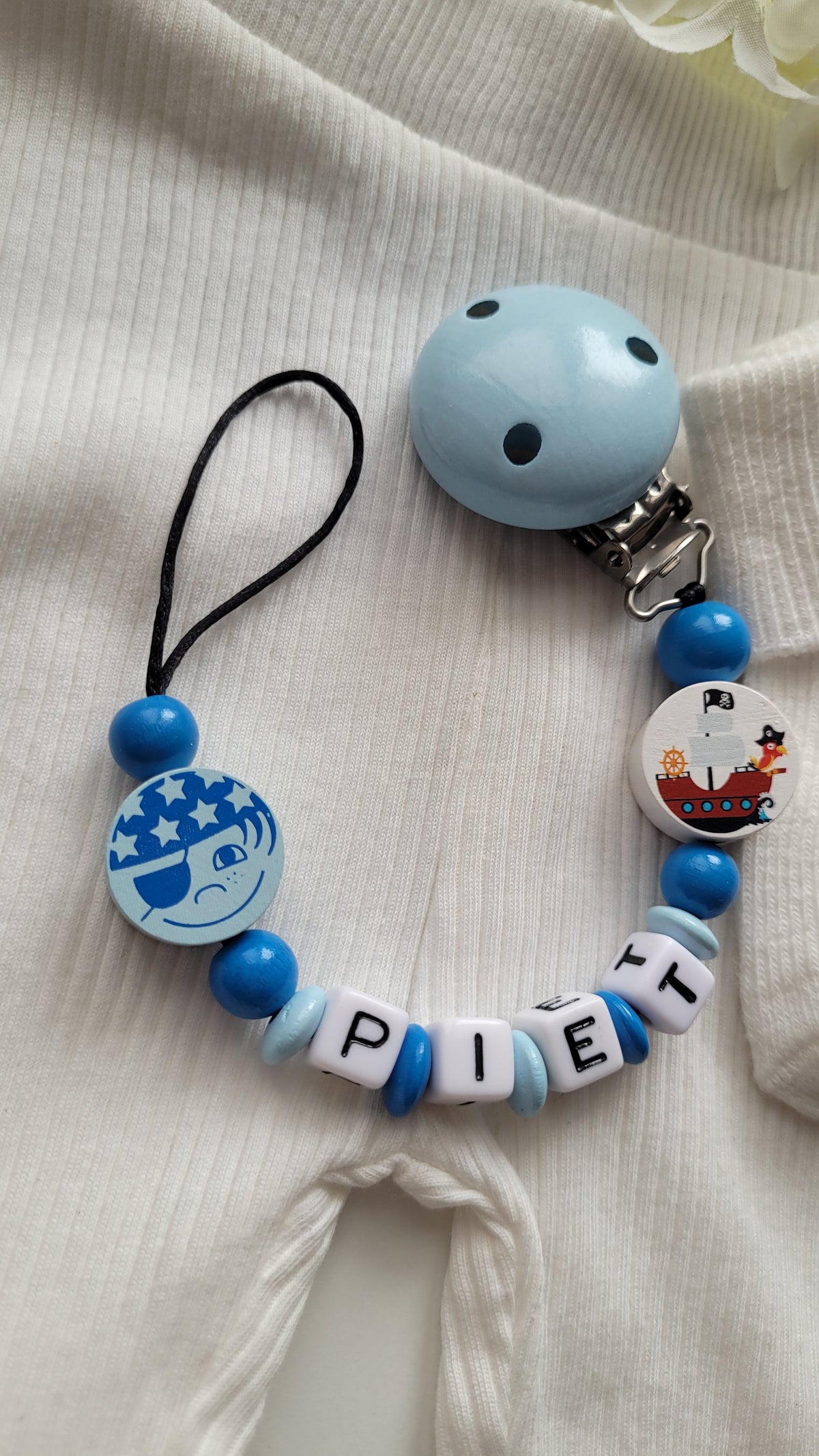 Schnullerkette mit Namen für Jungen Pirat