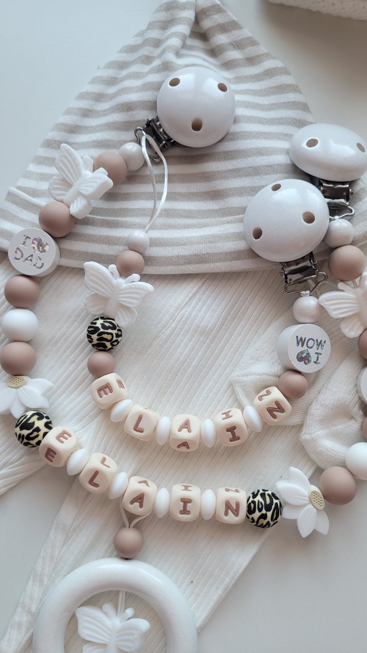 Kinderwagenkette & Schnullerkette mit Namen Schmetterling taupe weiß