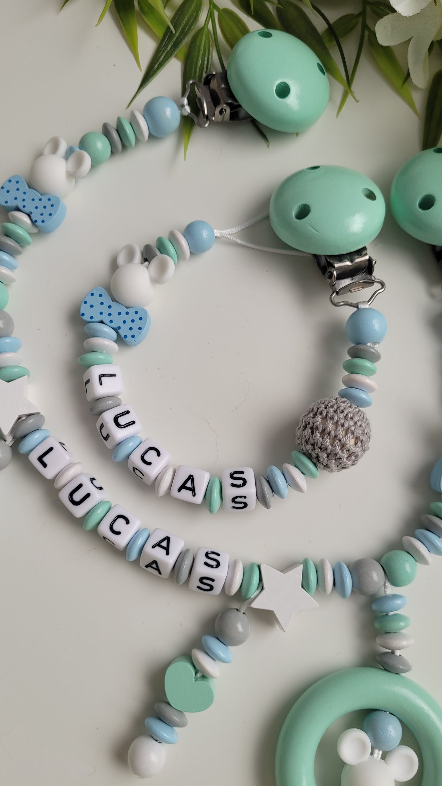 Kinderwagenkette & Schnullerkette Prinz Mickey mit Namen für Jungen mint hellblau