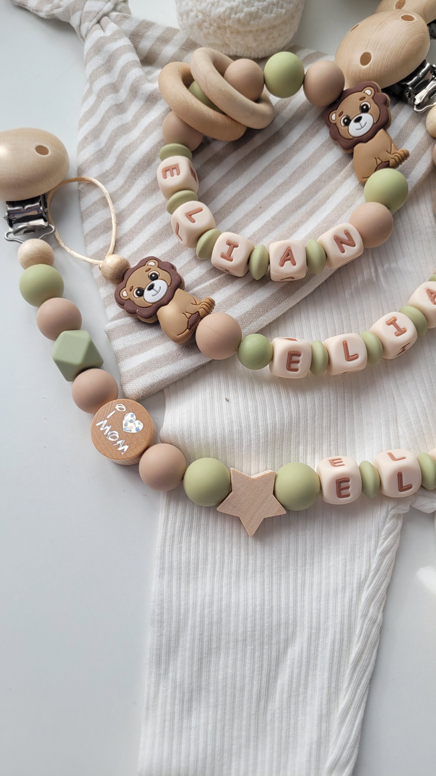 3er Set Schnullerkette Kinderwagenkette & Greifring mit Namen Löwe & i love Mom und Dad salbei beige
