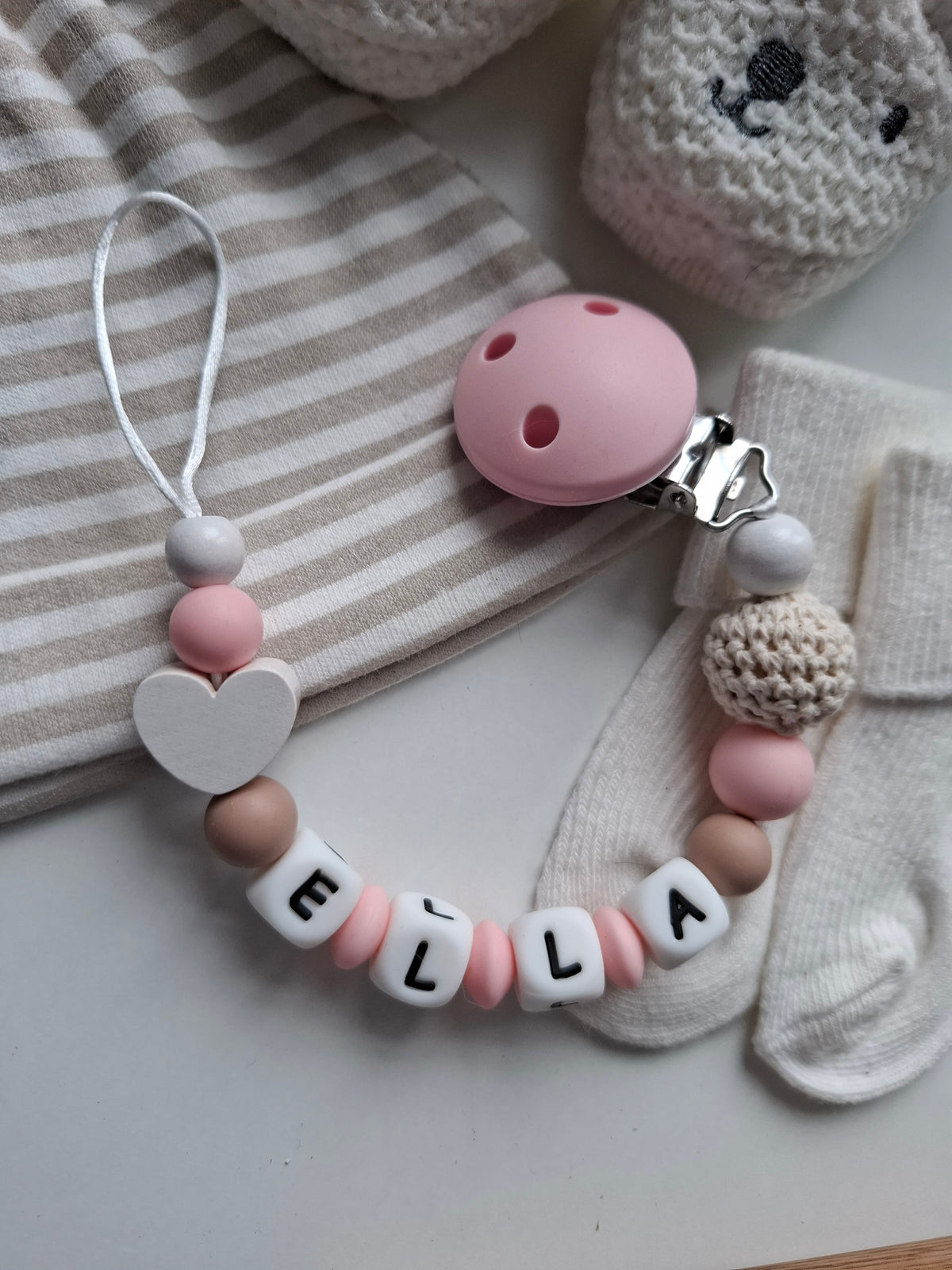 Schnullerkette mit Namen für Mädchen Peach Taupe personalisiert