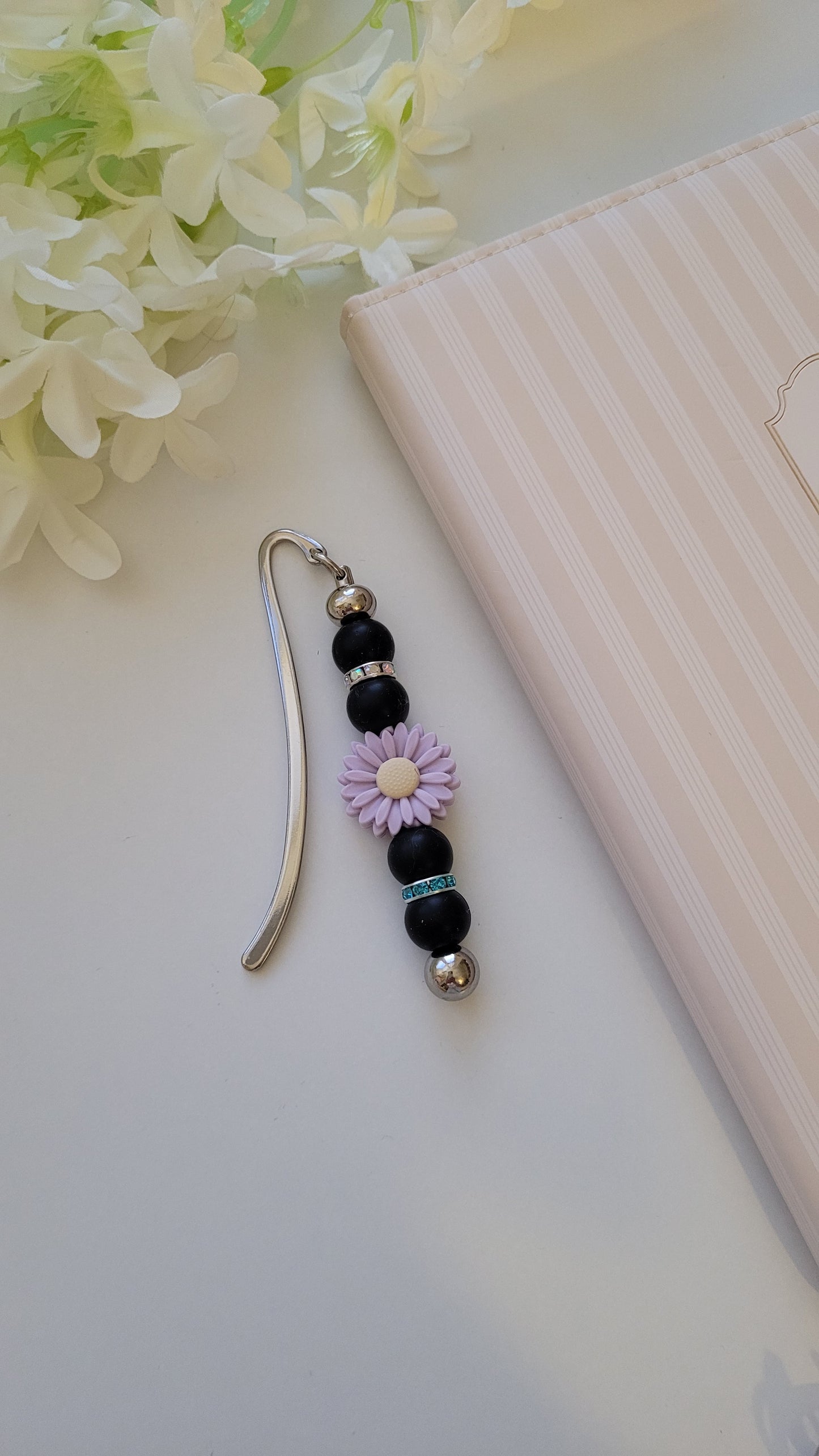 Lesezeichen Blümchen schwarz flieder glitzer