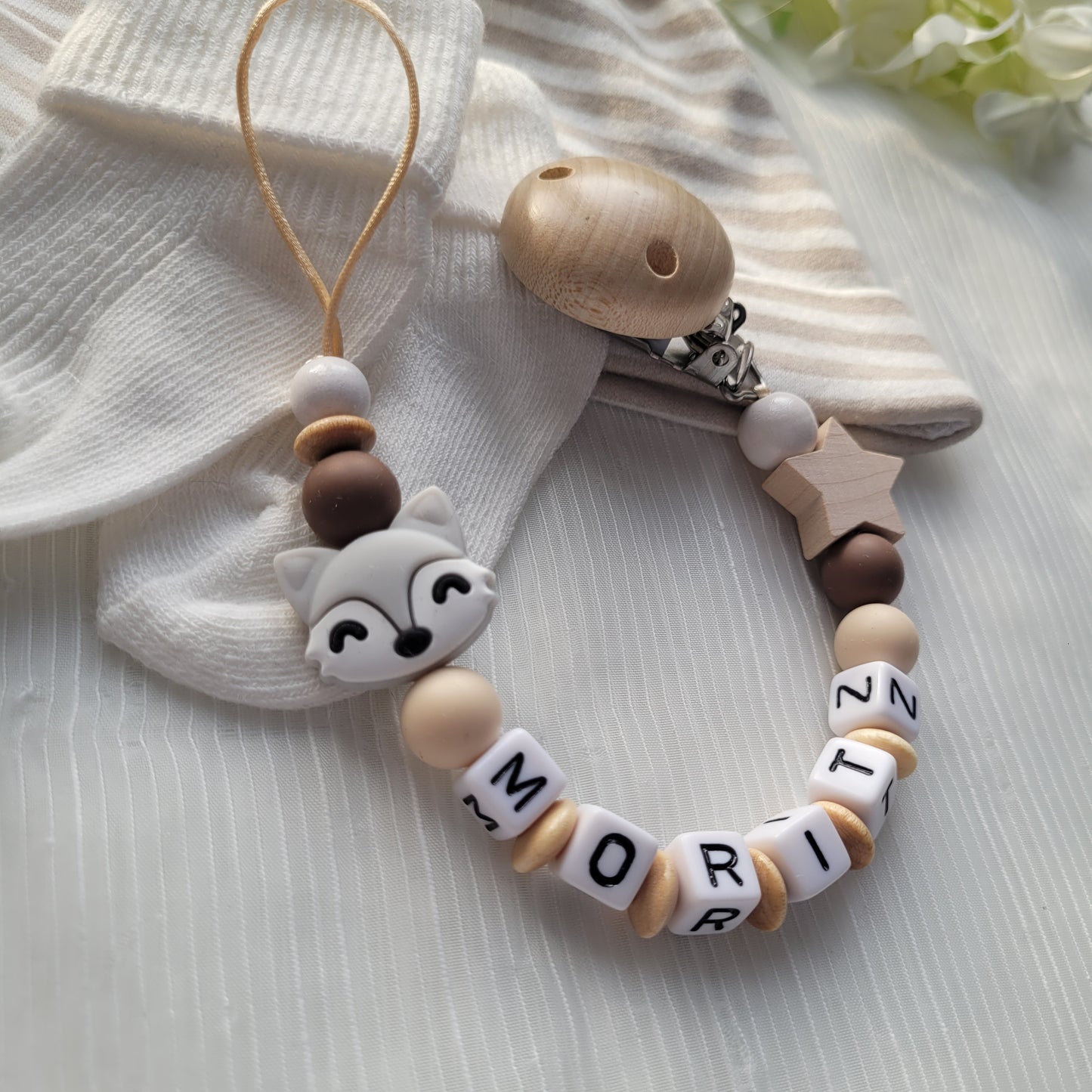 Schnullerkette mit Namen für Jungen Fuchs & Stern Braun beige
