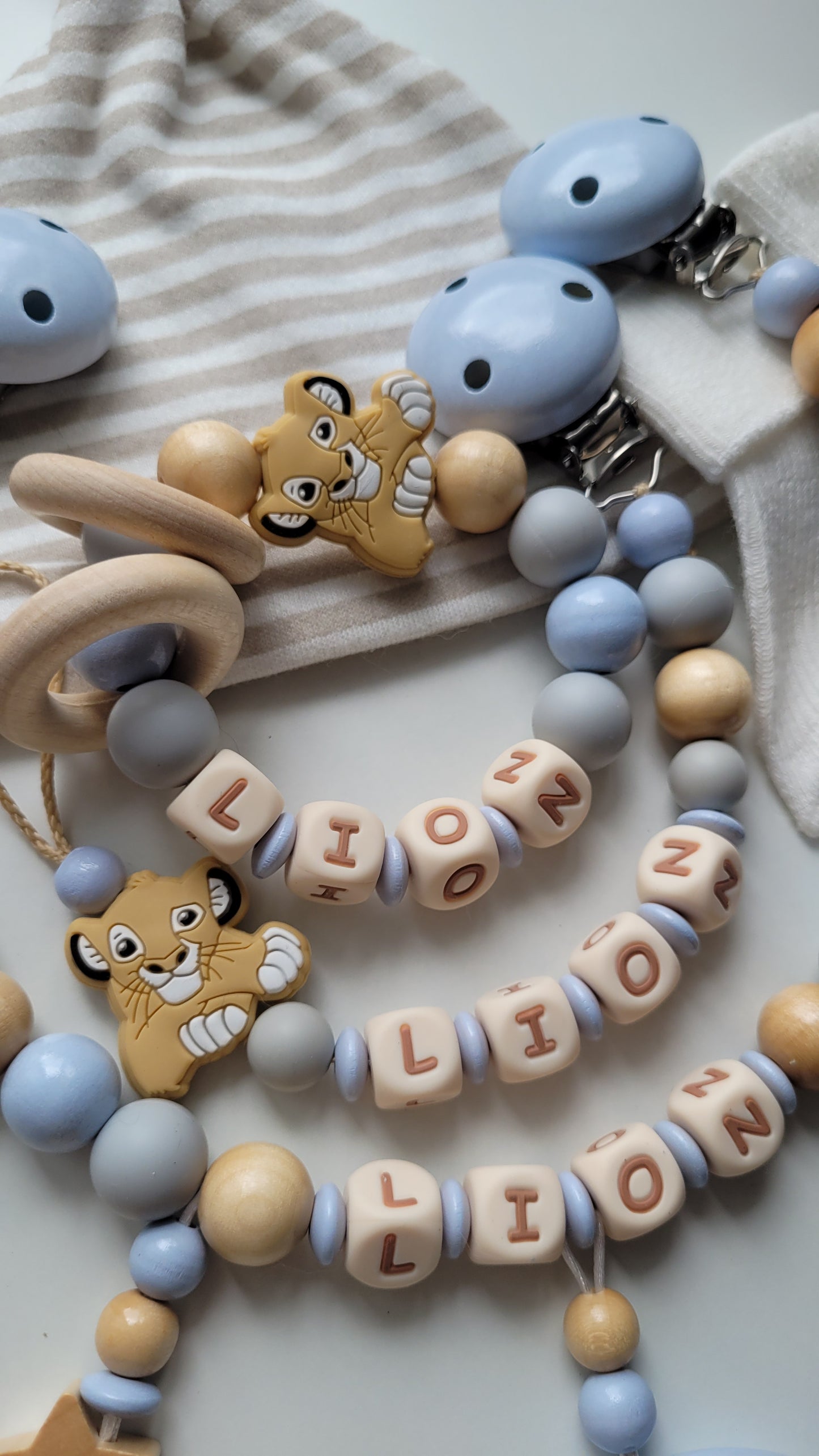 3er Set Schnullerkette Kinderwagenkette & Beissring mit Namen Löwe & Stern blau holz grau