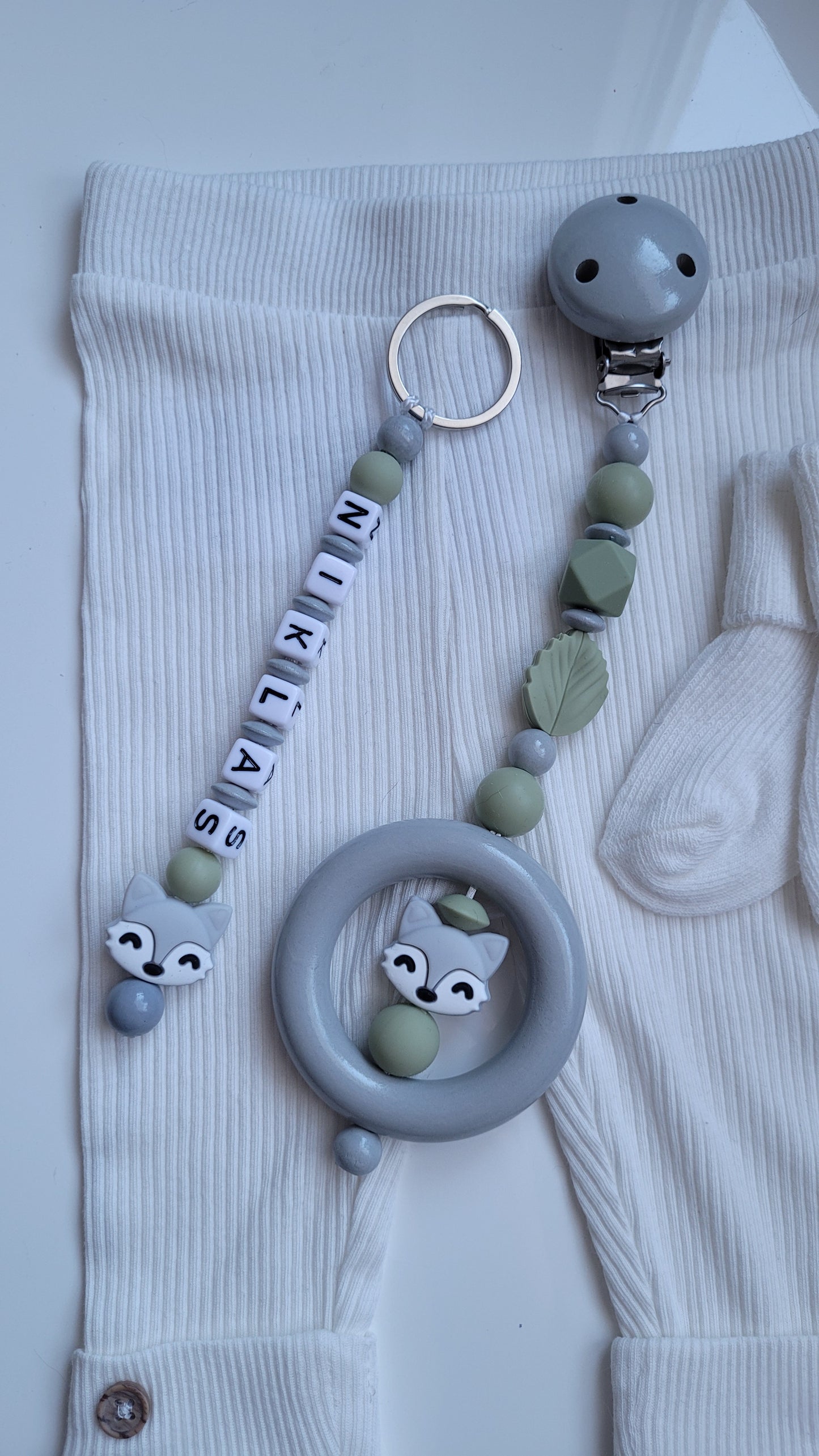 5tlg.Set Schnullerkette Kinderwagenkette & Beissring mit Namen & Kinderwagenanhänger + Schlüsselanhänger Fuchs grün grau