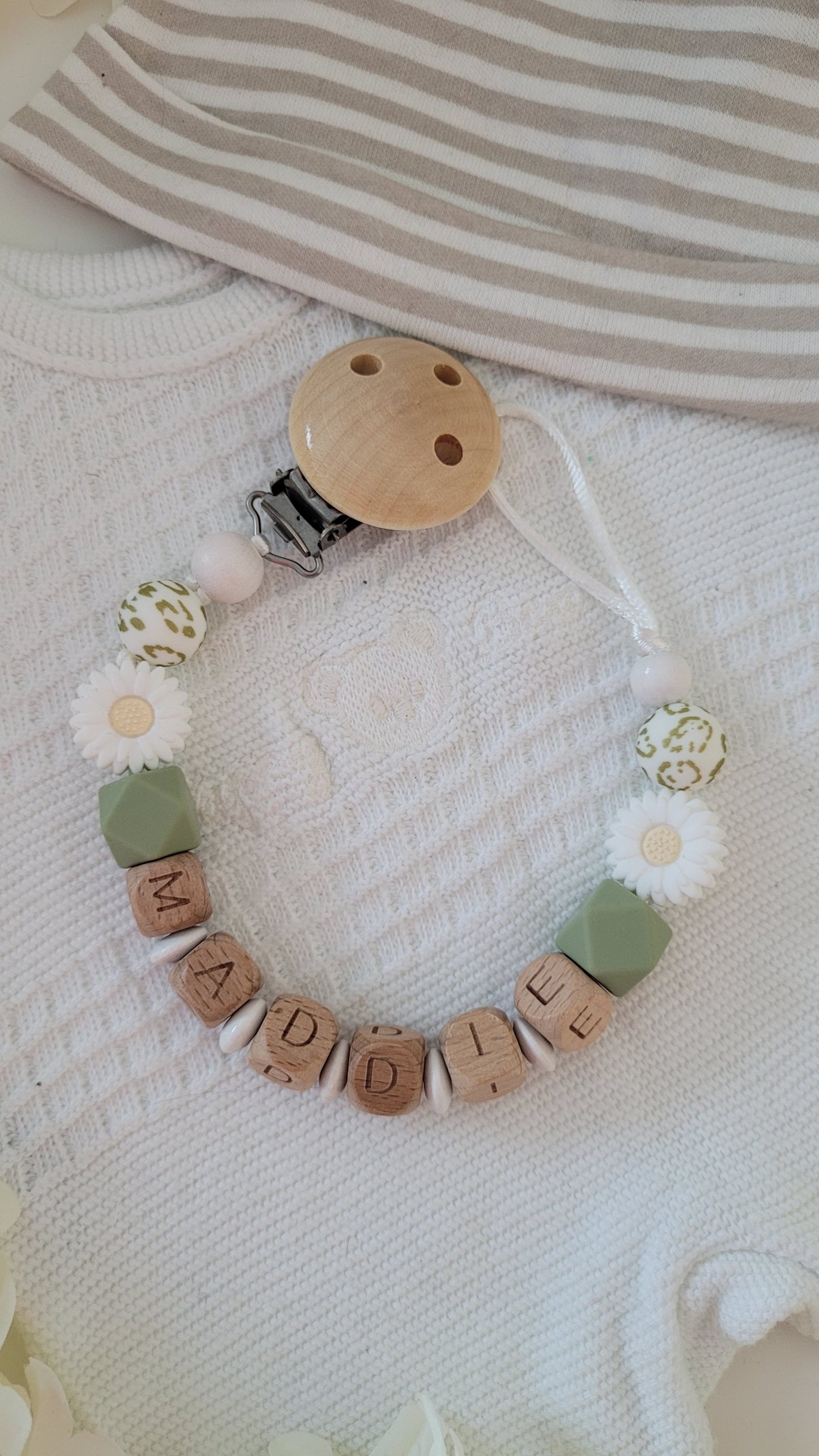 Schnullerkette mit Namen für Mädchen Blumen leo grün weiss