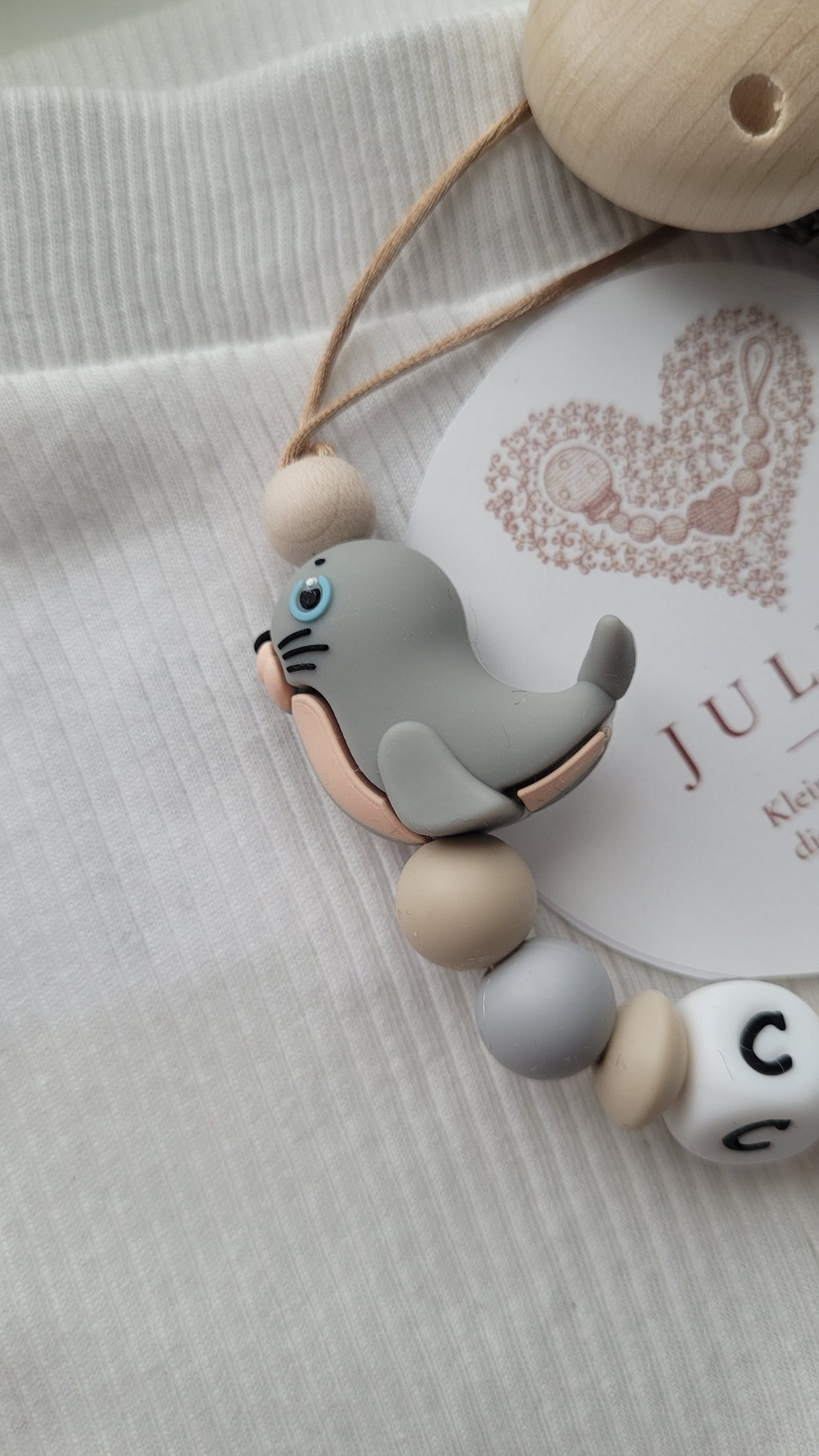 Schnullerkette mit Namen für Mädchen Seerobbe beige grau