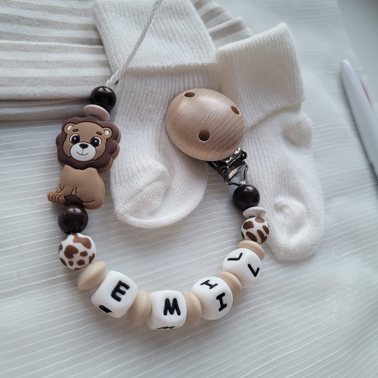Schnullerkette mit Namen für Jungen Löwe braun beige