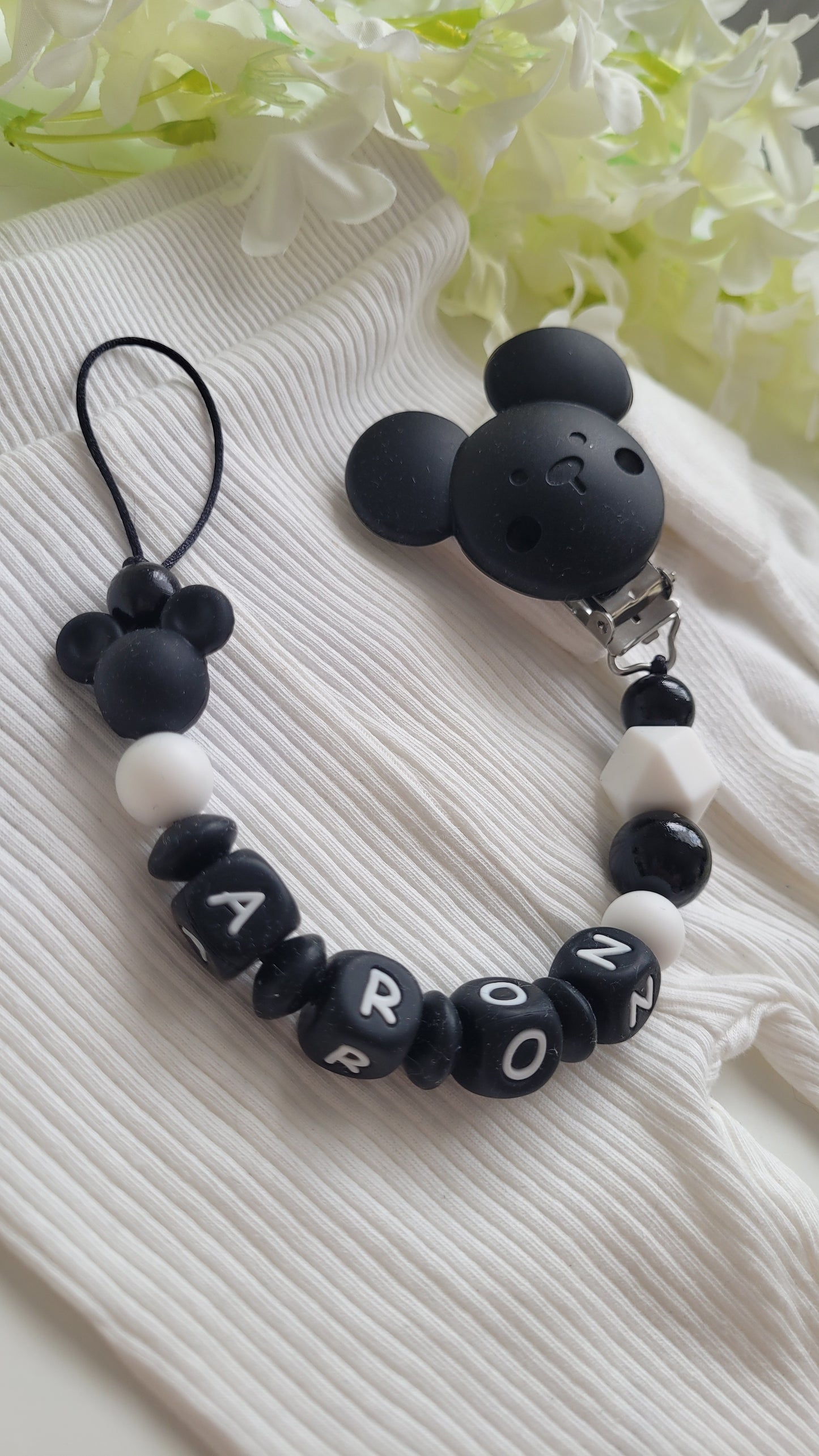 Schnullerkette mit Namen für Jungen Maus schwarz weiß