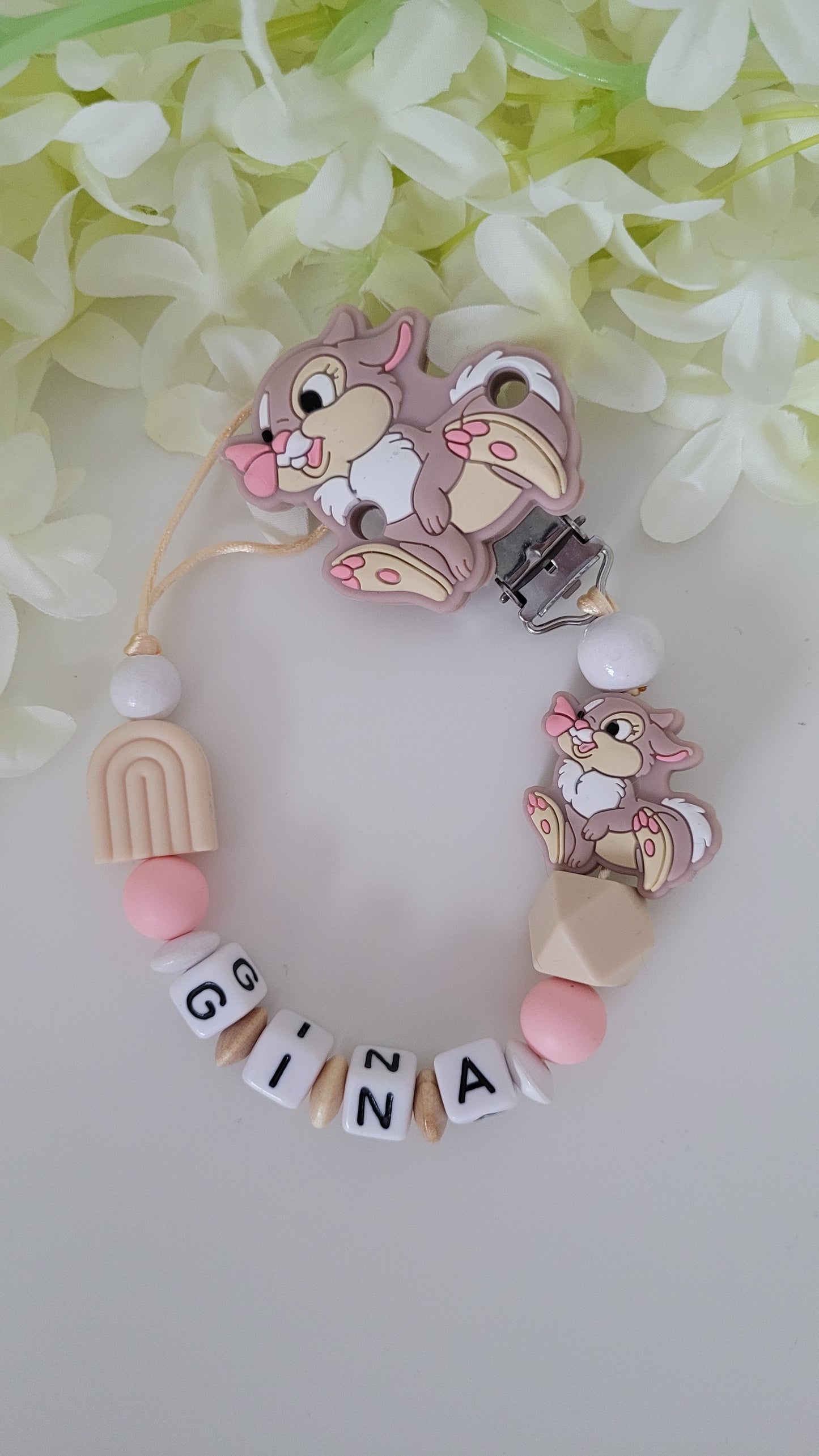 Schnullerkette Disney mit Namen für Mädchen mit beigen Slikonperlen und weissen Holzperlen