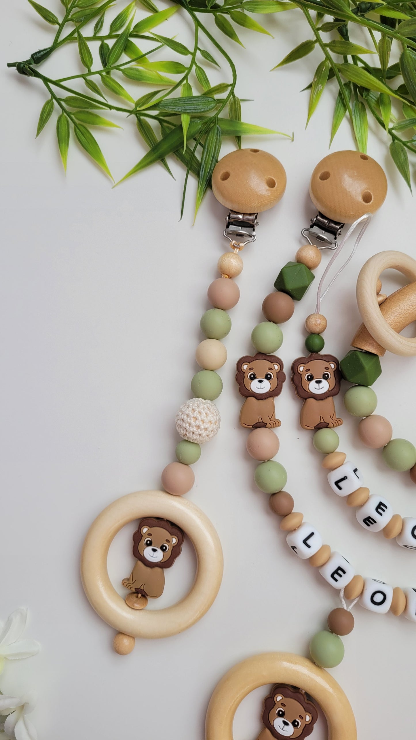 Mega 4tlg Set Schnullerkette Kinderwagenkette Greifling & Anhänger Löwe grün braun